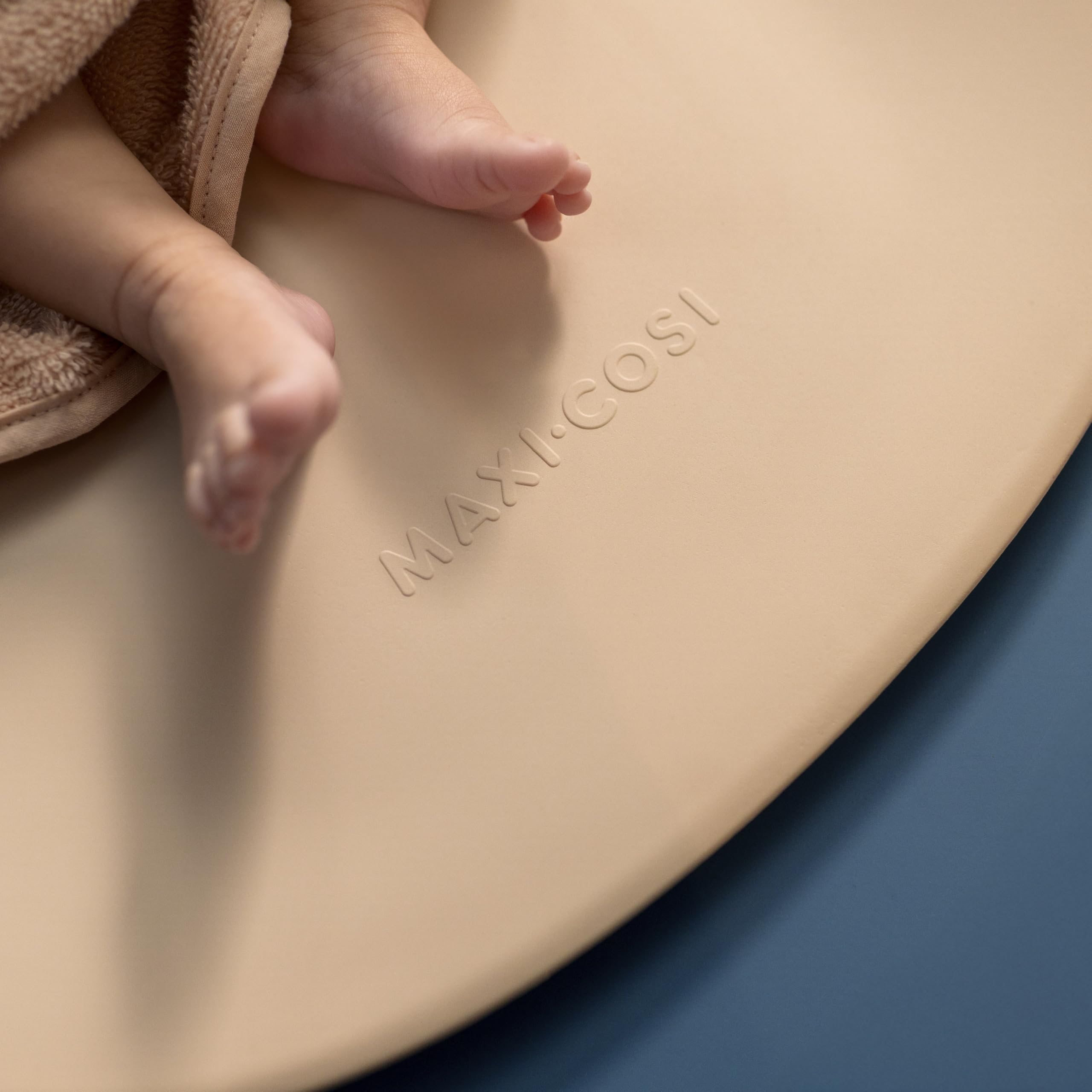 Maxi-Cosi Mavis, Fasciatoio Neonato, 50x70cm, 0-12 mesi, Neonati e Bimbi Piccoli, Bordi Alti Arrotondati, Facile da Pulire, Antiscivolo, Morbido Materassino Fasciatoio da Tavolo, Muted Terra