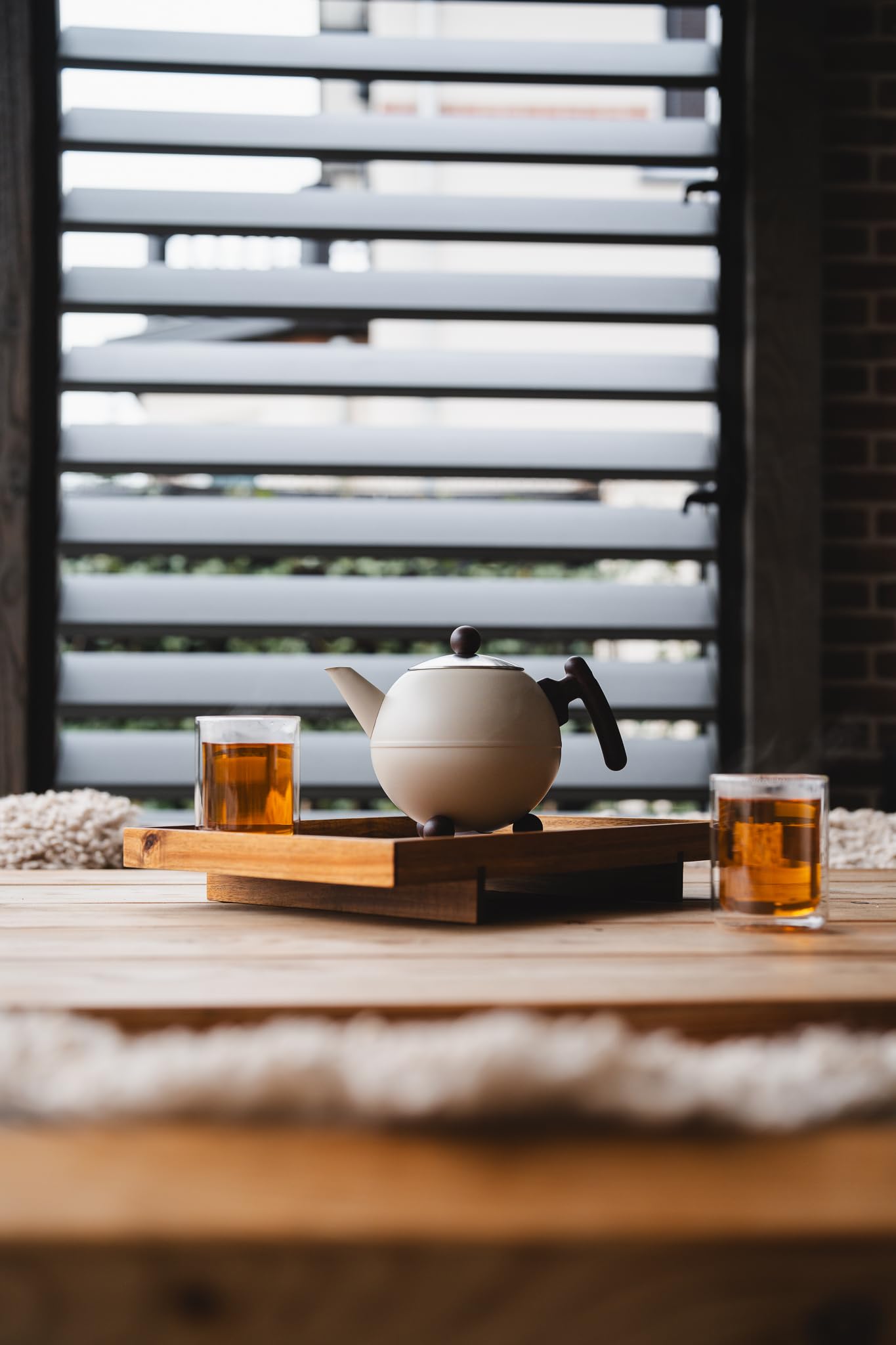 Plateau Rectangulaire avec Pieds, Plateau Repas à Bord Relevé, Plateau pour Aliments au Design d’Inspiration Asiatique