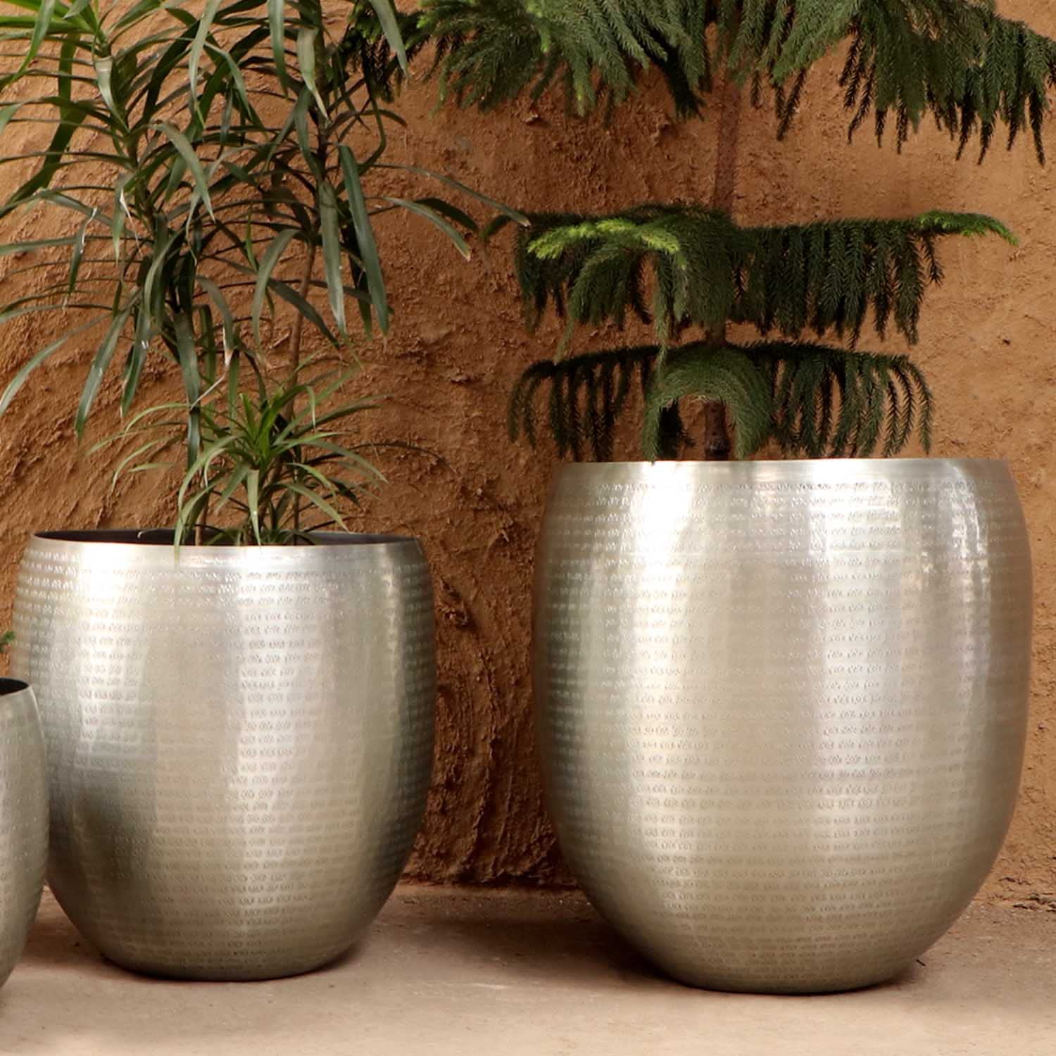 Casa Moro Orientalischer Blumentopf CASTELLON Silber 2er Set Groß rund Aluminium mit Hammerschlag verziert | marokkanischer Stil Metall Übertopf Blumen-Kübel Pflanzkübel