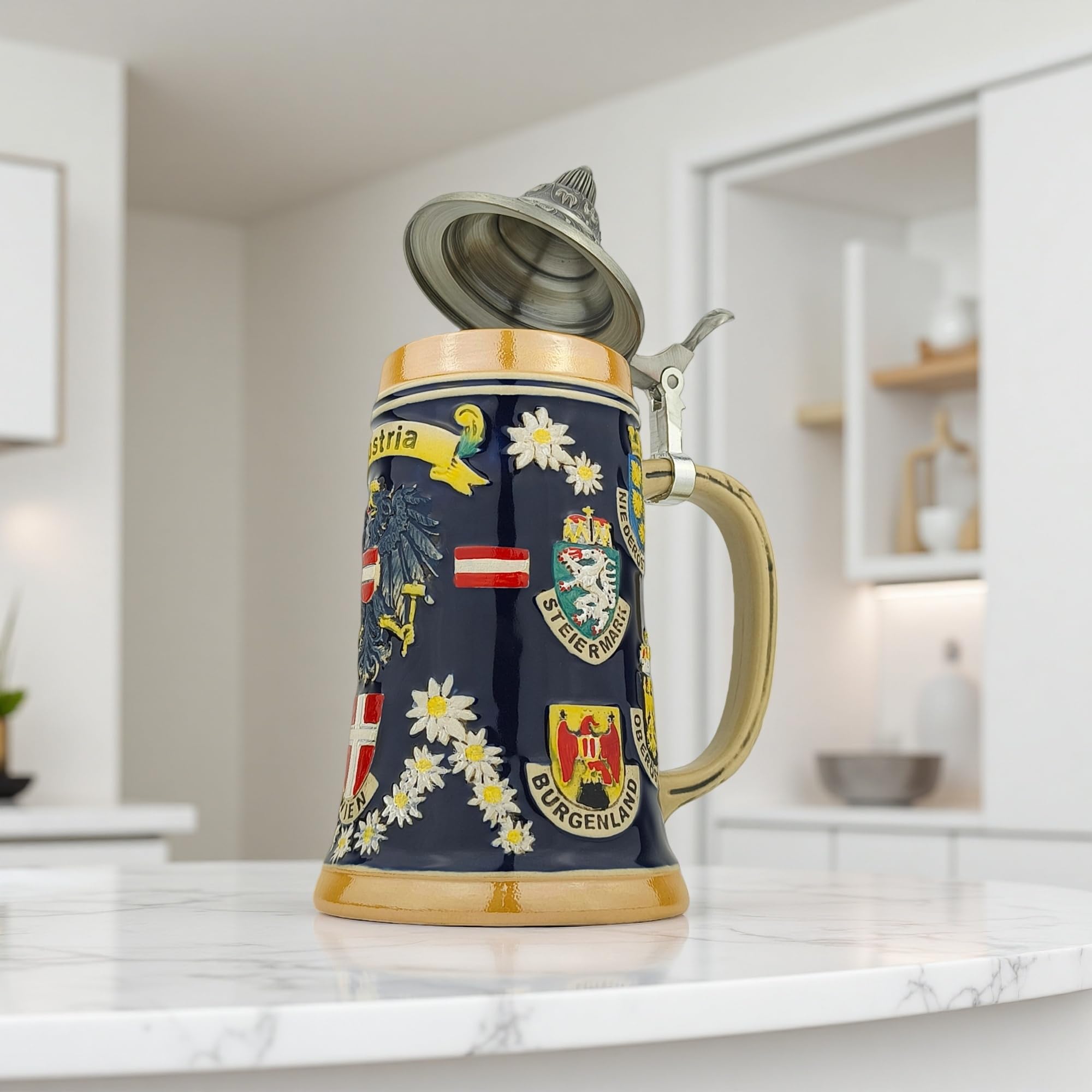 Bierkrug mit Deckel 0,7L mit Österreich-Motiv – Steinkrug mit Bundesländer-Wappen und Edelweiß-Dekor – Souvenir & Geschenkidee