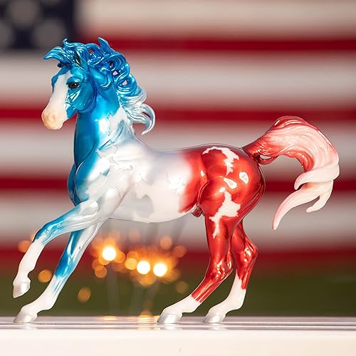 Miniatura 3 de Breyer Horses Traditional Series Modelo de coleccionista  Himno  Rojo patriótico, blanco y azul  Edición limitada 2022  Modelo de juguete de caballo