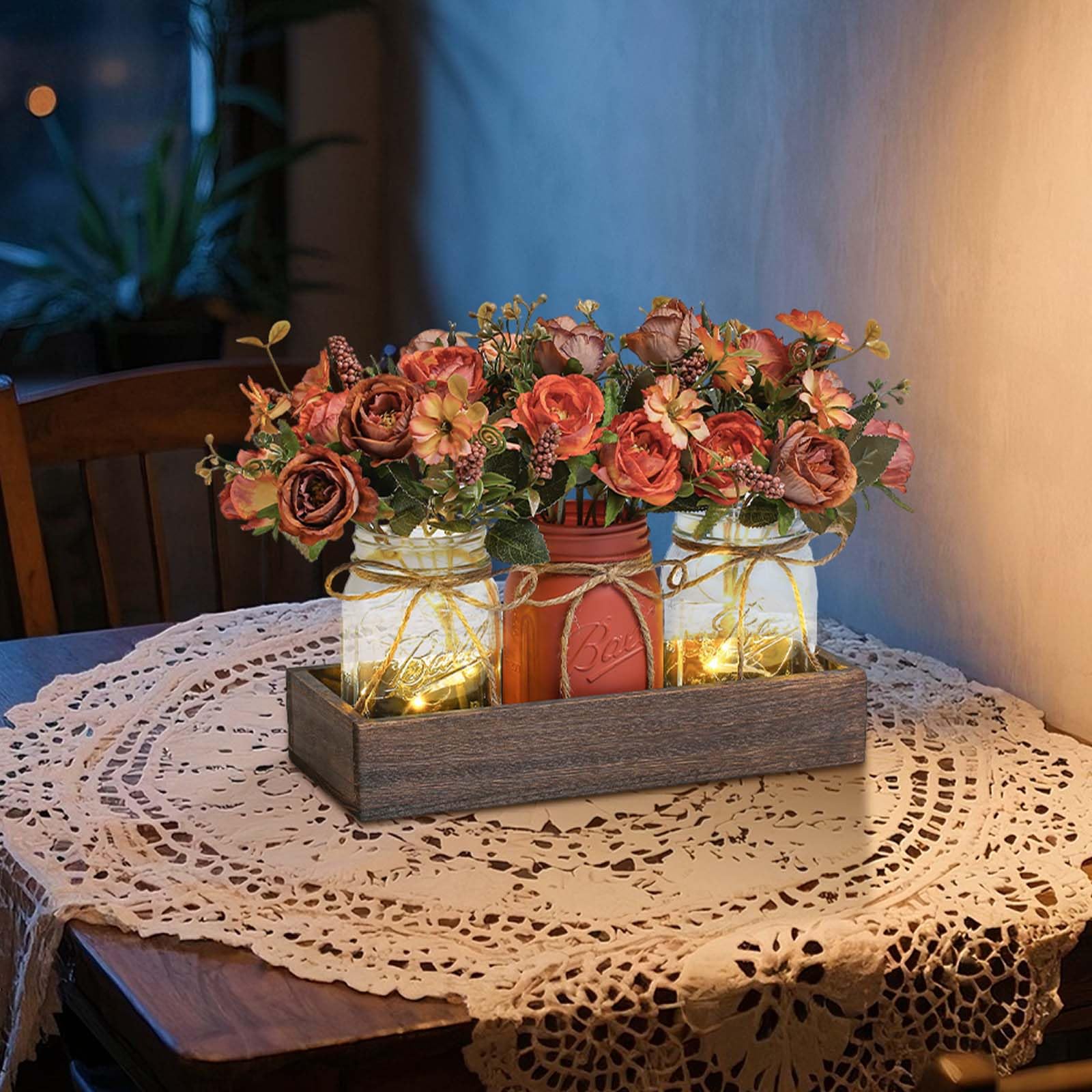 Garvee Set De 3 Centros De Mesa Rústicos LED – Jarrones Mason Jar con Flores Artificiales, Bandeja De Madera – Decoración Elegante para Comedor, Sala, Bodas, Estilo Casa De Campo