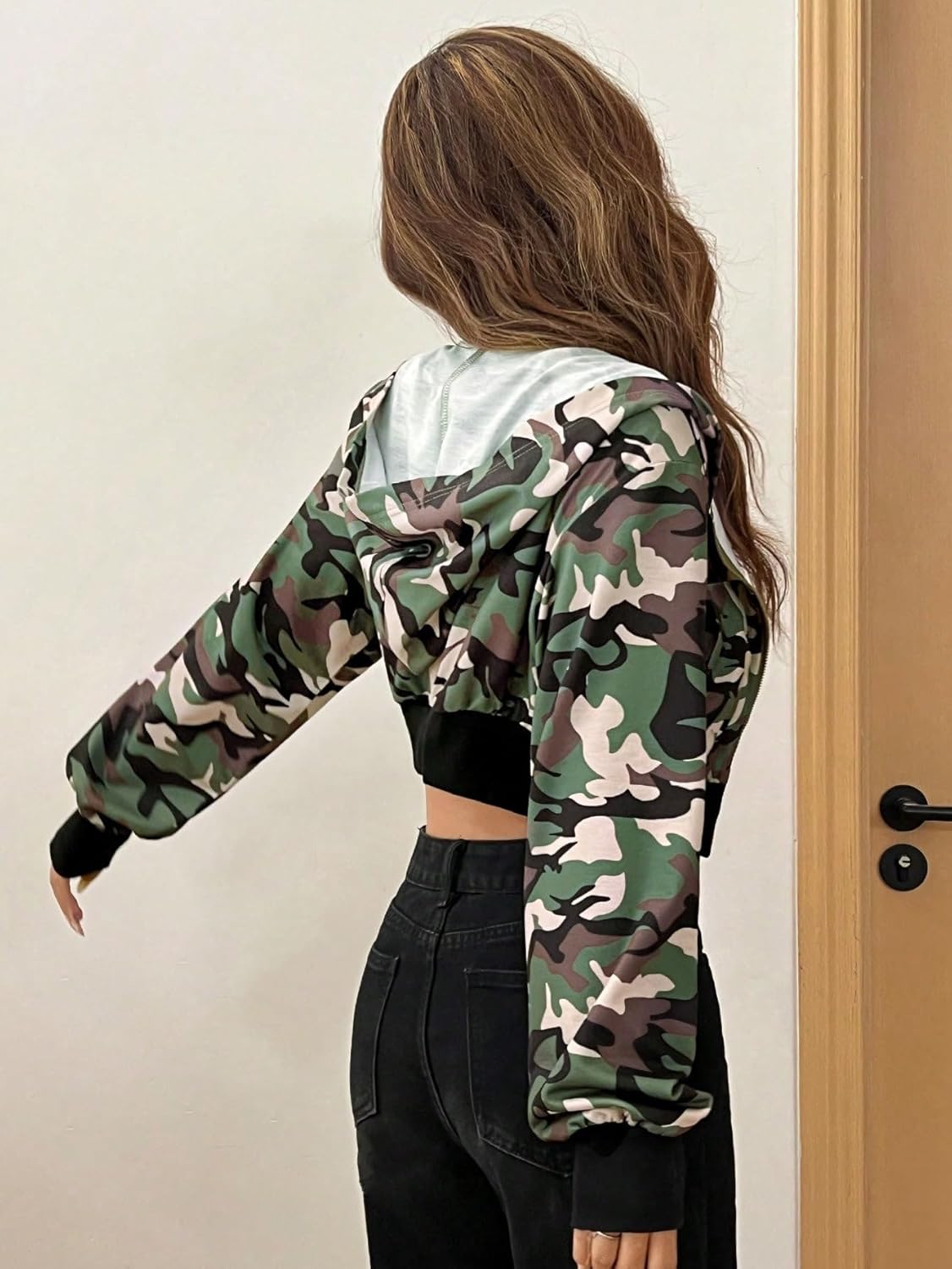 SweatyRocks Women's Camo Hoodie Zip Up Long Sleeve Crop Hooded Sweatshirts with Pocket - Image 2
