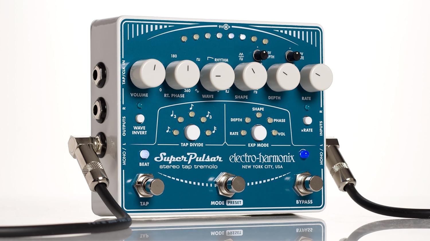 Oke-isalẹ view of Electro-Harmonix Super Pulsar pedal controls