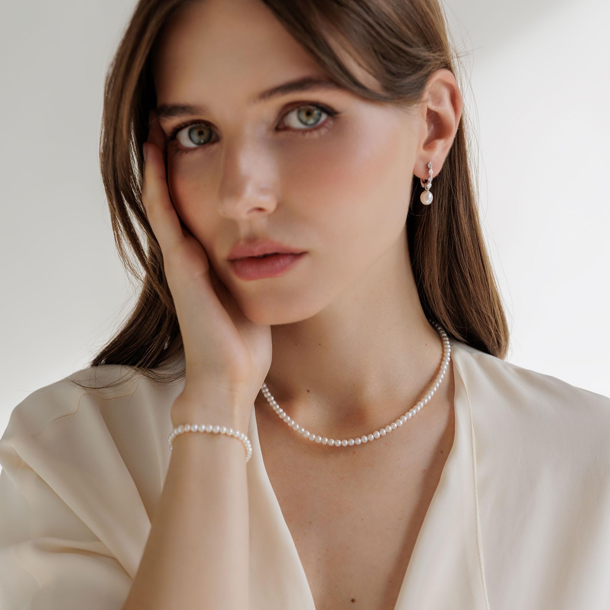 Gaura Perlenkette weiß – Runde Süßwasserperlen 4–4,5 mm • 38–41 cm Choker • 925 Silber rhodiniert • Moderne kurze Perlenkette
