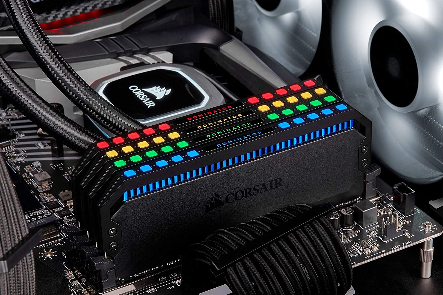 Corsair DOMINATOR PLATINUM RGB Kit di Memoria per Desktop a Elevate Prestazioni, DDR4 2 x 8 GB, 4000 MHz, Nero