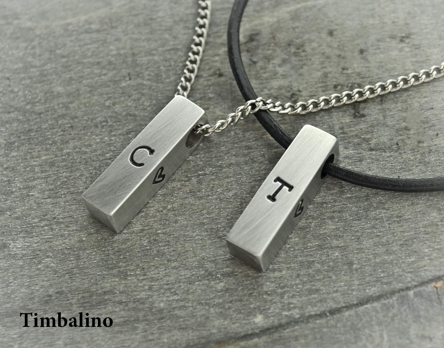 Partnerketten Edelstahl personalisiert – 2er Set Pärchen Kette mit Gravur-Barren & Karabinerverschluss – Individuelle Geschenksidee für Freund Freundin Jahrestag