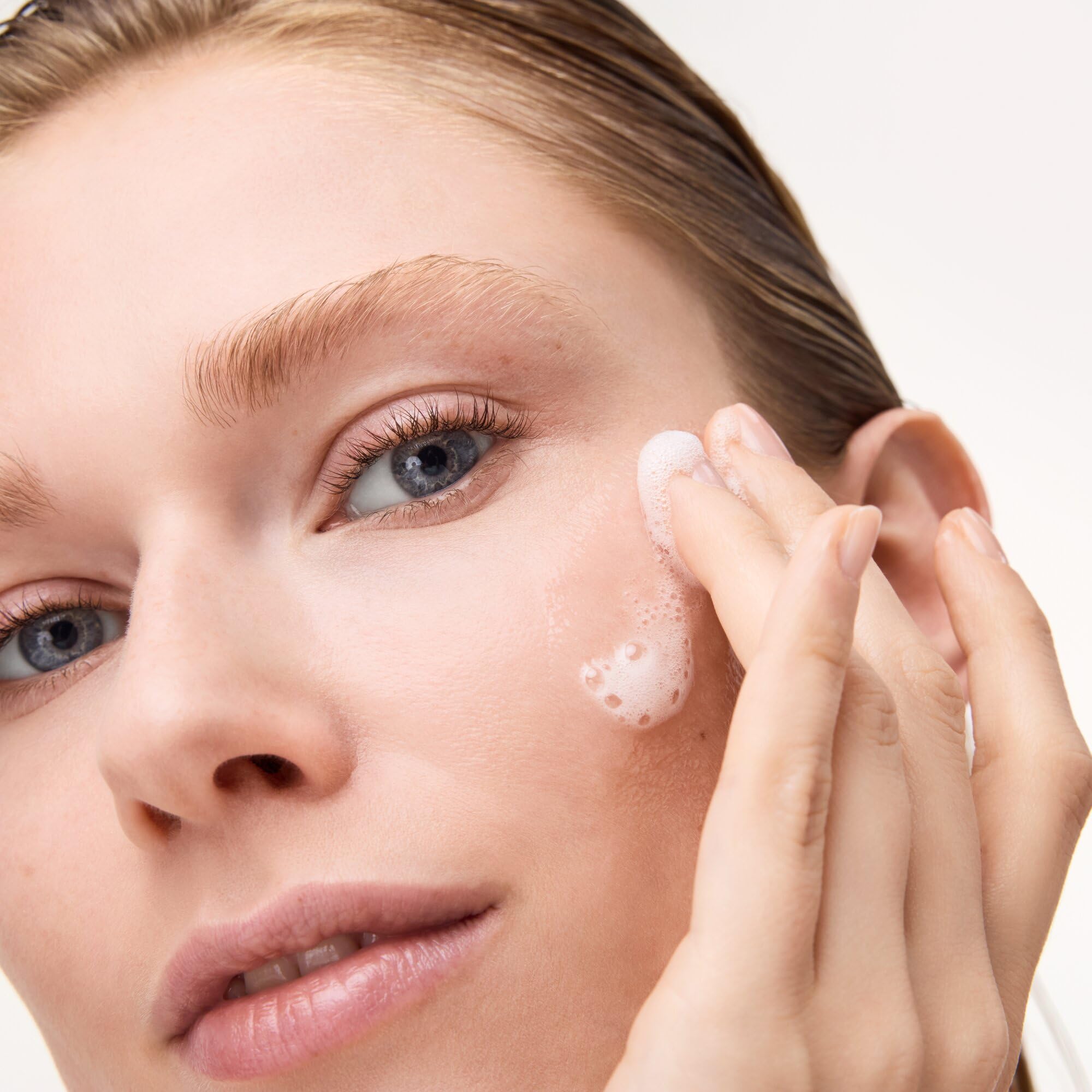 Catrice Baza pod makijaż Soft Glam Foam, nawilżanie, opieka, do wrażliwych oczu/skóry, świetlisty, zroszony (32.5ml)