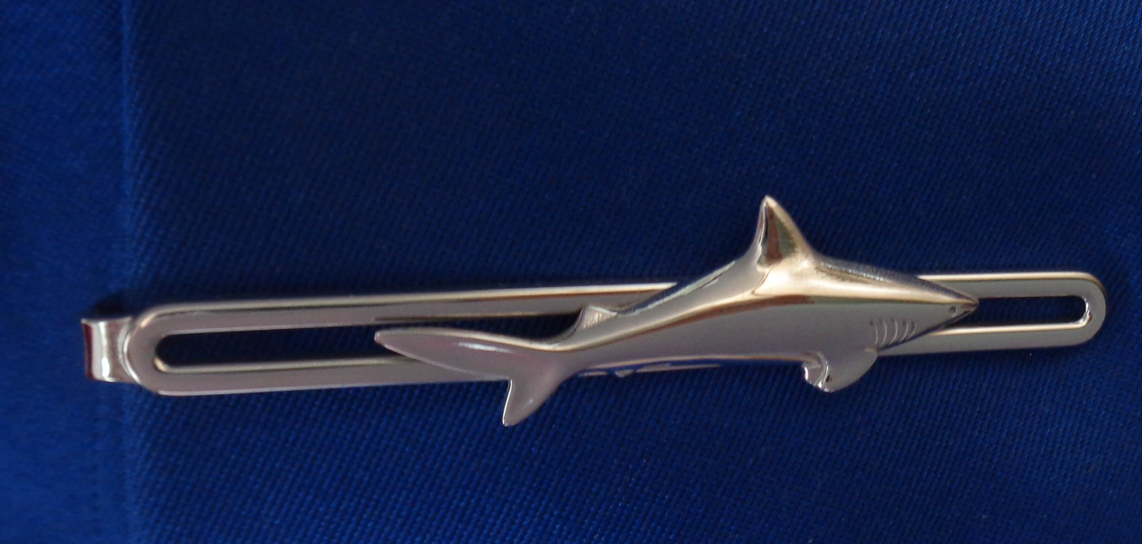 Hai Krawattenklammer Krawattennadel ca. 6,8 cm lang made in Germany silbern glänzend + Geschenkbox - Accessoire für die Seidenkrawatte