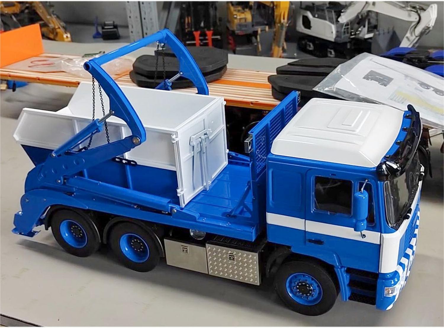 1/14 RC Hydraulic Skip Loader Truck RTR Vl18U F2000 Swing Arm Dumper Garbage Truck Model 2-Speed Gearbox Light Sound PL18EV Lite(Black and White)