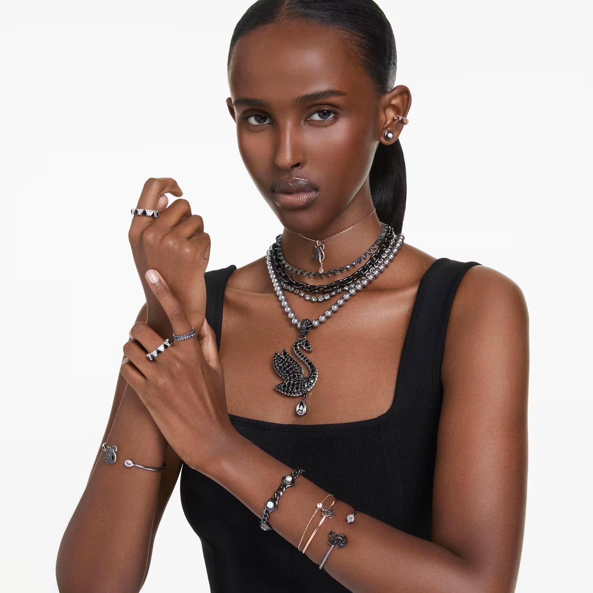 Swarovski Swan Ruthenium überzogener Armreif für Damen, Größe M, Schwarz, Medium, Kristall, Kein Edelstein