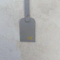 Tag para mala de viagem Personalizada com iniciais (letras) do nome, sem pontos de separação entre as letras (cinza montana)