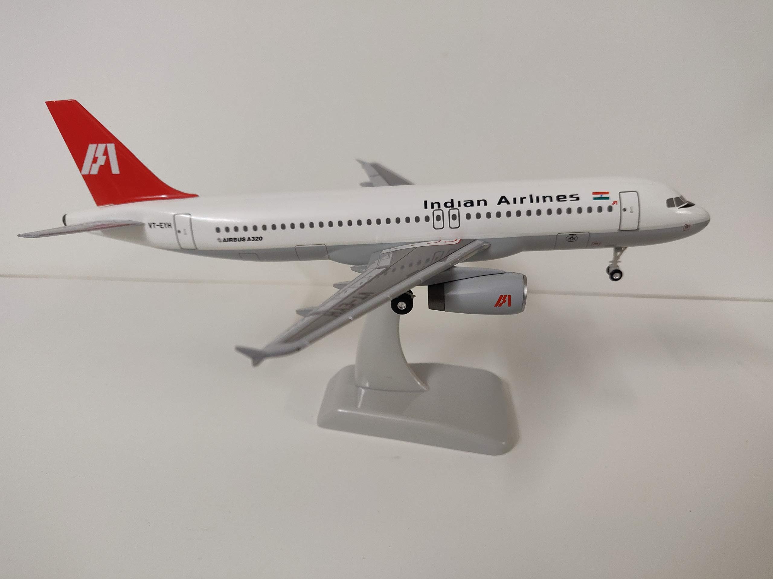 Hogan Wings Indian Airlines Plastic Airbus A320 200 1/200 Scale Aircraft Model