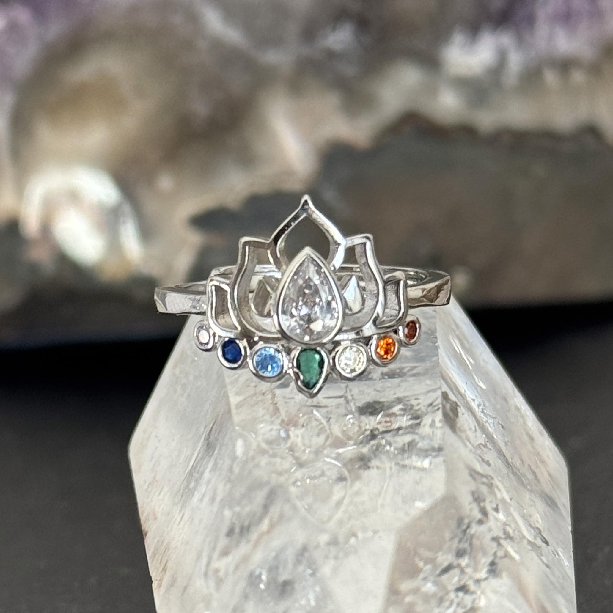 SIMBOLIKS Anillo Flor de Loto con 7 Chakras, Cristales Curativos y Energía Positiva, Incrustaciones de Circonita, Joyería Mística para Mujeres, Anillo de Yoga y Meditación