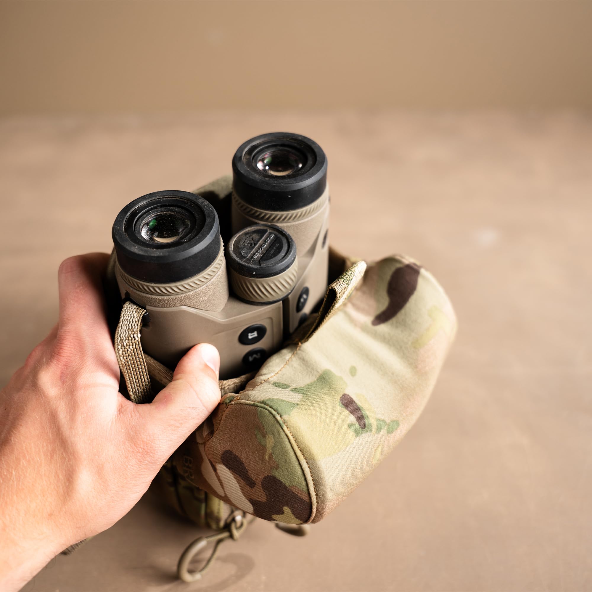 Eberlestock Bravo Modular Bino Pack – Magnetisches Fernglasgeschirr für die Jagd mit leisem Stoßschnurverschluss – MOLLE-kompatibel – atmungsaktive Air-Mesh-Gurte – Militärgrün, Größe L