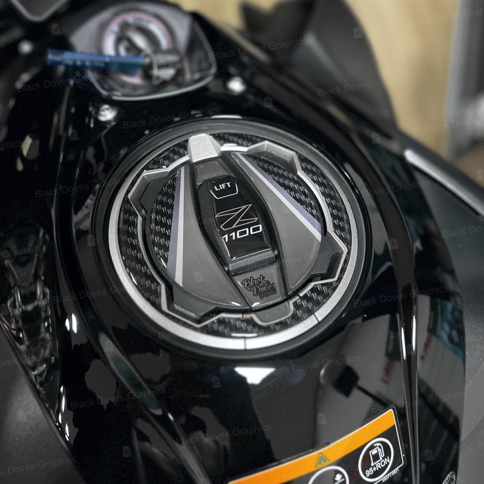 Black Doves Graphics – Adesivo 3D Resinato compatibile con Kawasaki Z1100 2026 (BK1) | Made in Italy (Tappo Serbatoio)