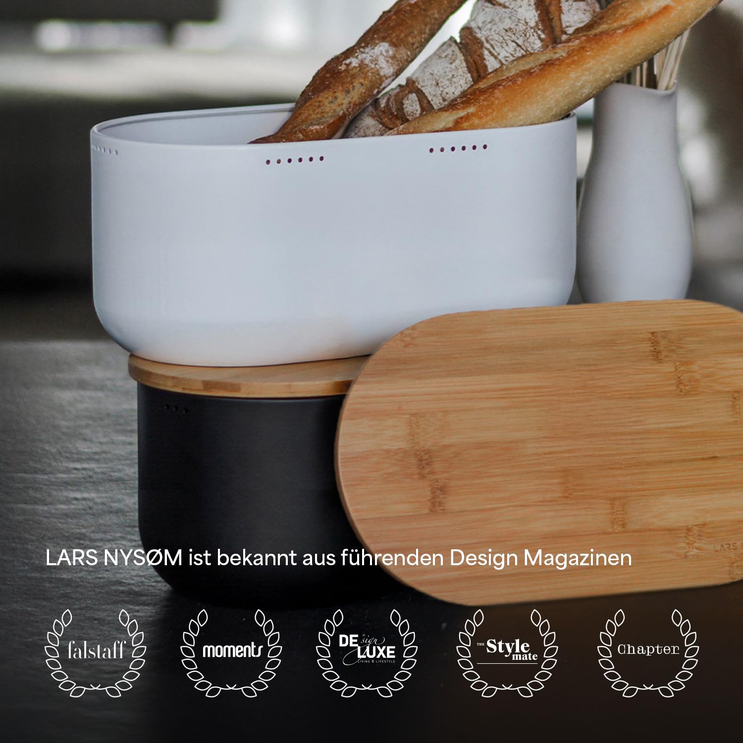 LARS NYSØM Brotkasten aus Metall I Brotbox für langanhaltende Frische mit rutschfesten Noppen I Brotdose mit hochwertigem Bambusdeckel verwendbar als Schneidebrett I 34x19x16cm (Ash Gray)