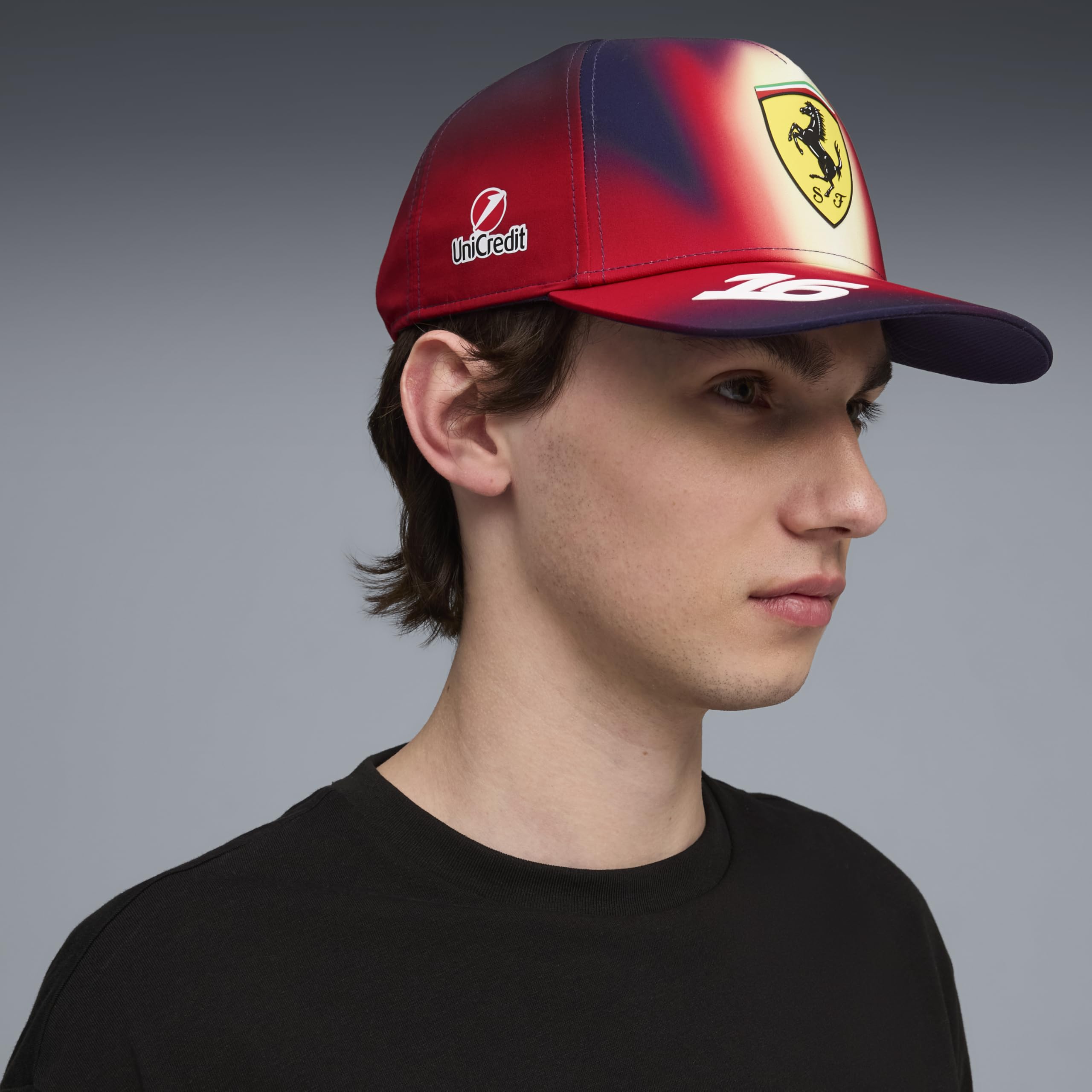 PUMA Ferrari 2026 Leclerc China GP Kappe – Italian Plum – Einheitsgröße | Gebogene Krempe mit verstellbarem hinteren Verschluss, Alle neuesten Team- und Partnerlogos