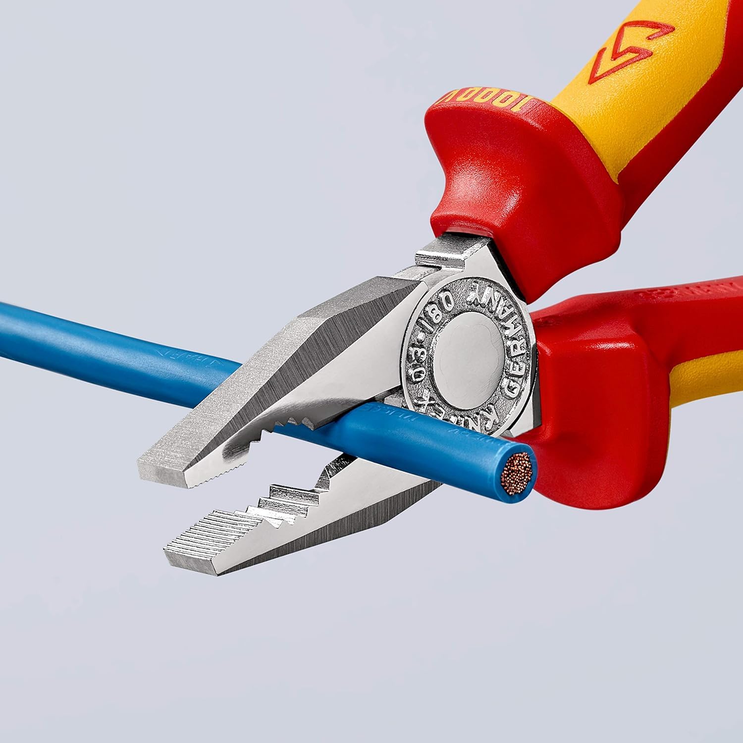 KNIPEX Szczypce uniwersalne chromowany z wielokomponentowymi nasadkami izolowanymi wg VDE 180 mm, 03 06 180 T