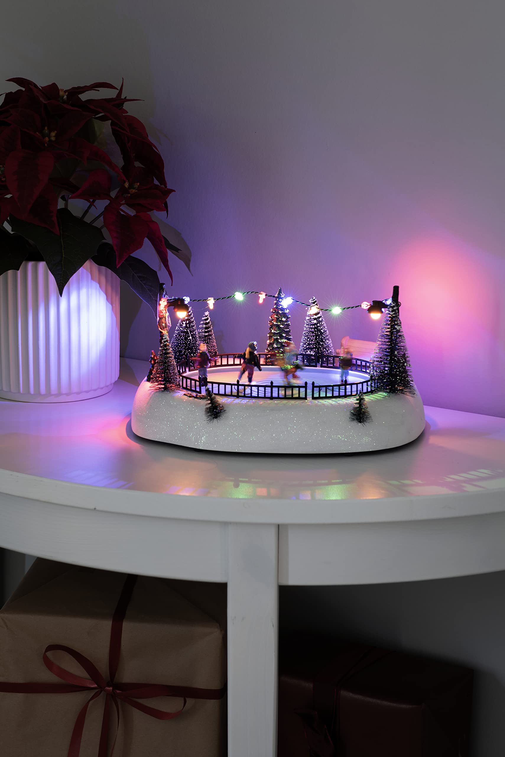 Konstsmide Escena LED de Navidad con música, Funciona con Pilas o USB, Interior, Cable Negro, poliresina de PVC, Resina, Multicolor
