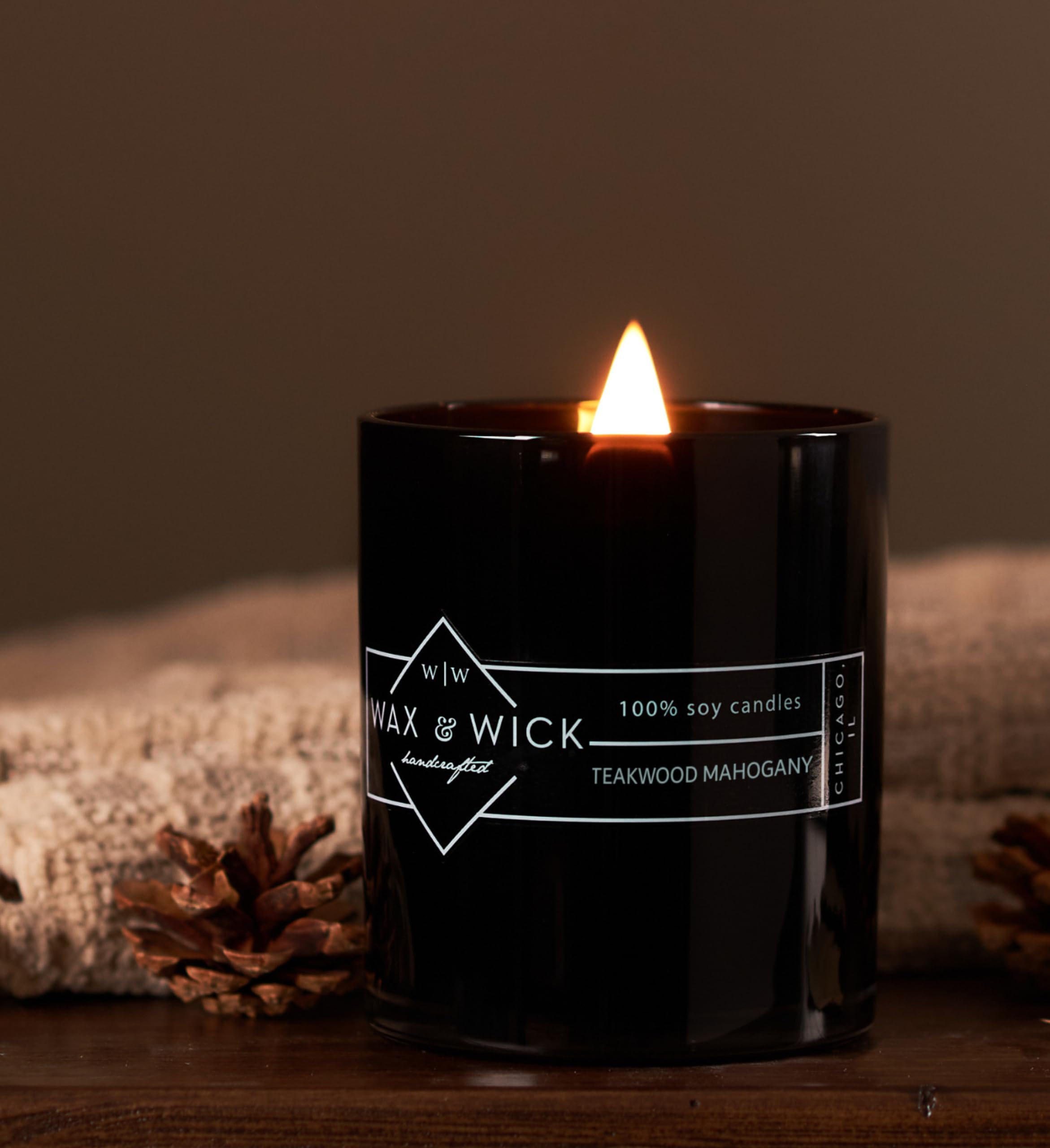 Wax & Wick Świeca zapachowa 350 ml dla mężczyzn, 100% wosk sojowy, podwójny knot drewniany, czarny słoik, zapach mahoniu z drewna tekowego, trwały, męski zapach, idealna do domu, Mancave, podkładka