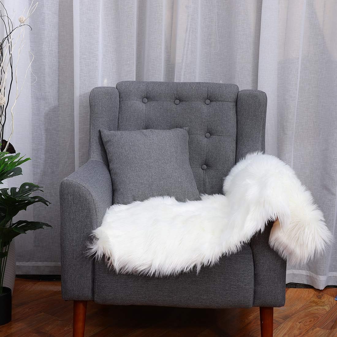 uxcell Soft Faux Fur Rug Indoor Fluffy Faux Sheepskin Area Carpet Rugs for Bedroom Sofa Living Room Rectangle Washable Floor Mat 2 x 3 Feet Snow White