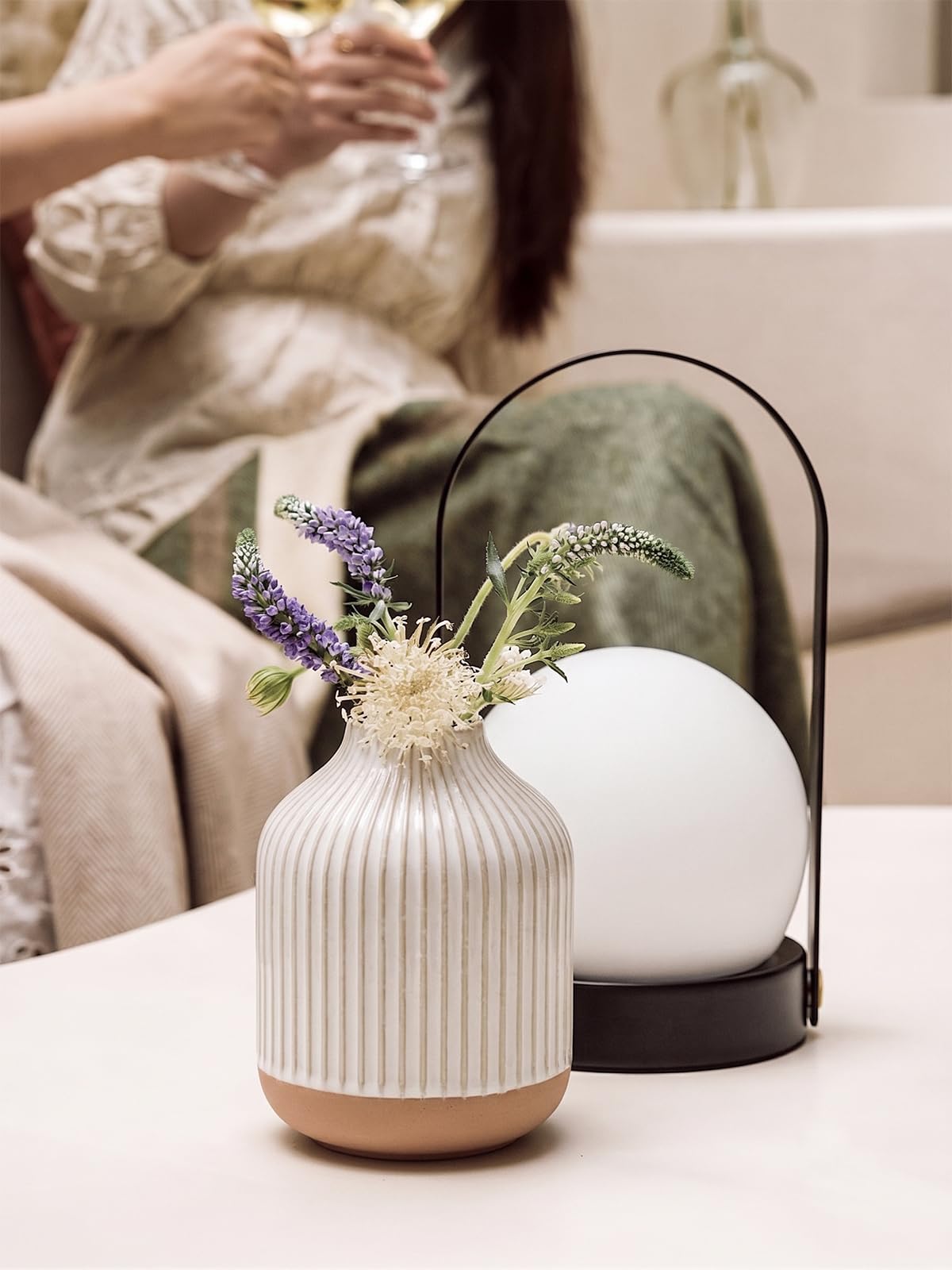 Ceramiczny biały wazon do dekoracji, dekoracje domu do salonu, trawa pampasowa, kwiaty, dom wiejski, boho, dekoracyjne, duże, wysokie wazony z uchwytami, 18 cm, linie, tłoczenie