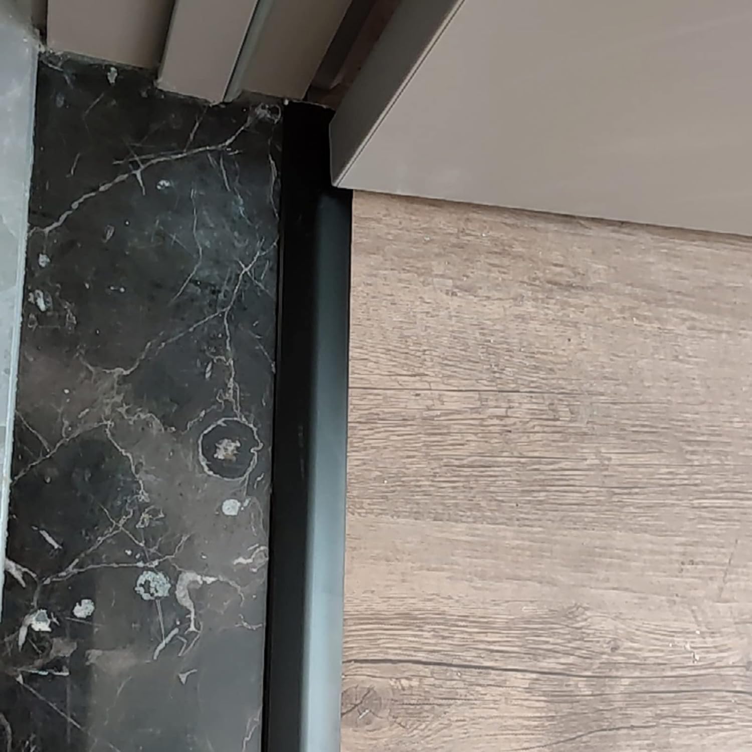 Self Adhesive Floor Transition Strip, Aluminum Floor Divider Strip Thresholds Reducer, Carpet Trim Bar for Front Door Doorways(Silver,Length 100cm/39 in)