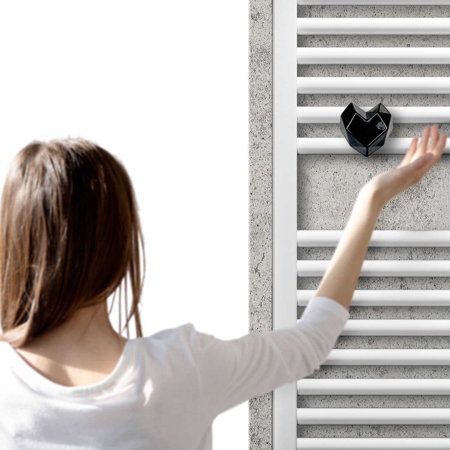 Letshelter Appendino in ceramica per scaldasalviette e termoarredo a forma di cuore nero realizzato artigianalmente in Italia - Si installa direttamente al radiatore