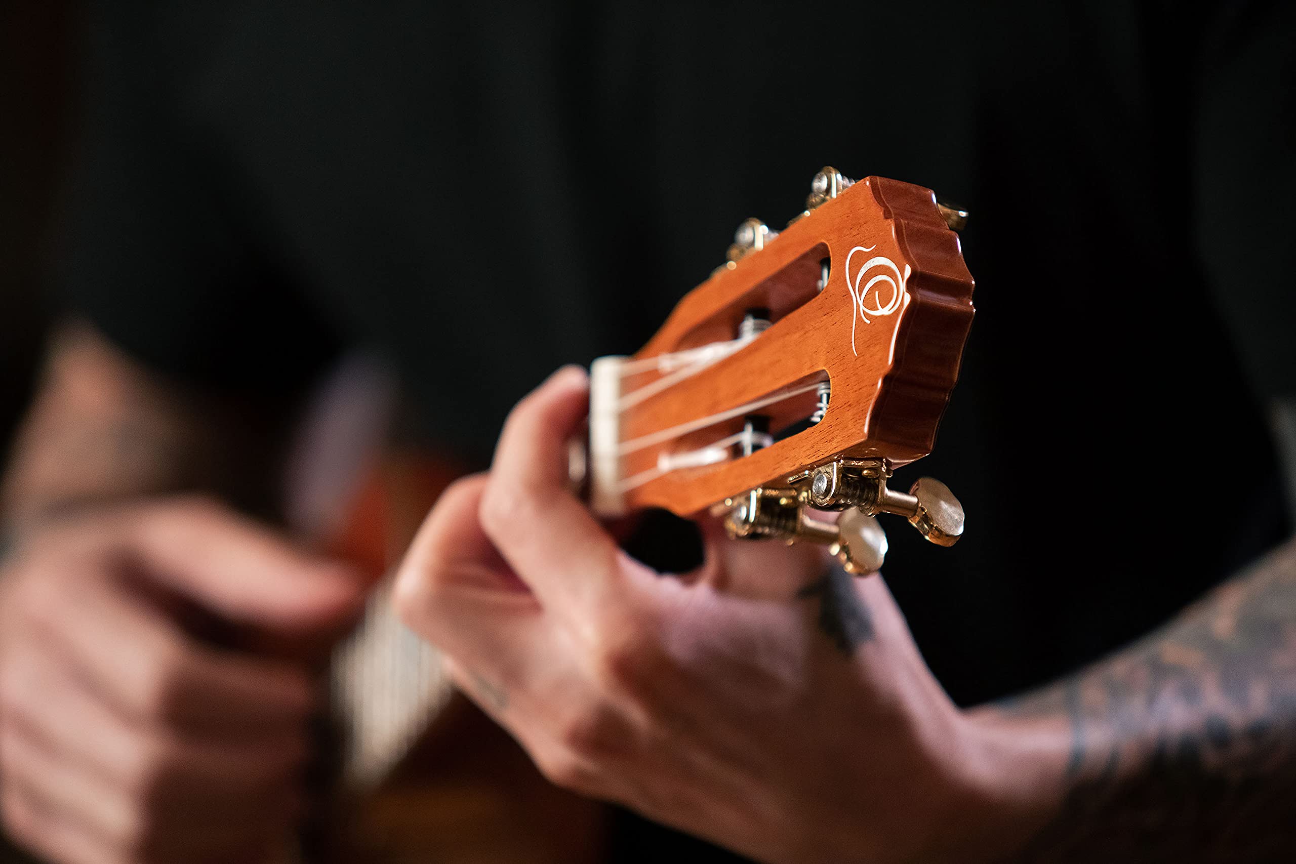 Ortega Guitars Ukulélé Concert Acoustique – 2 évents sonores – Série Custom Built – Avec Housse – Acajou, Naturel (ECLIPSE-CC4)