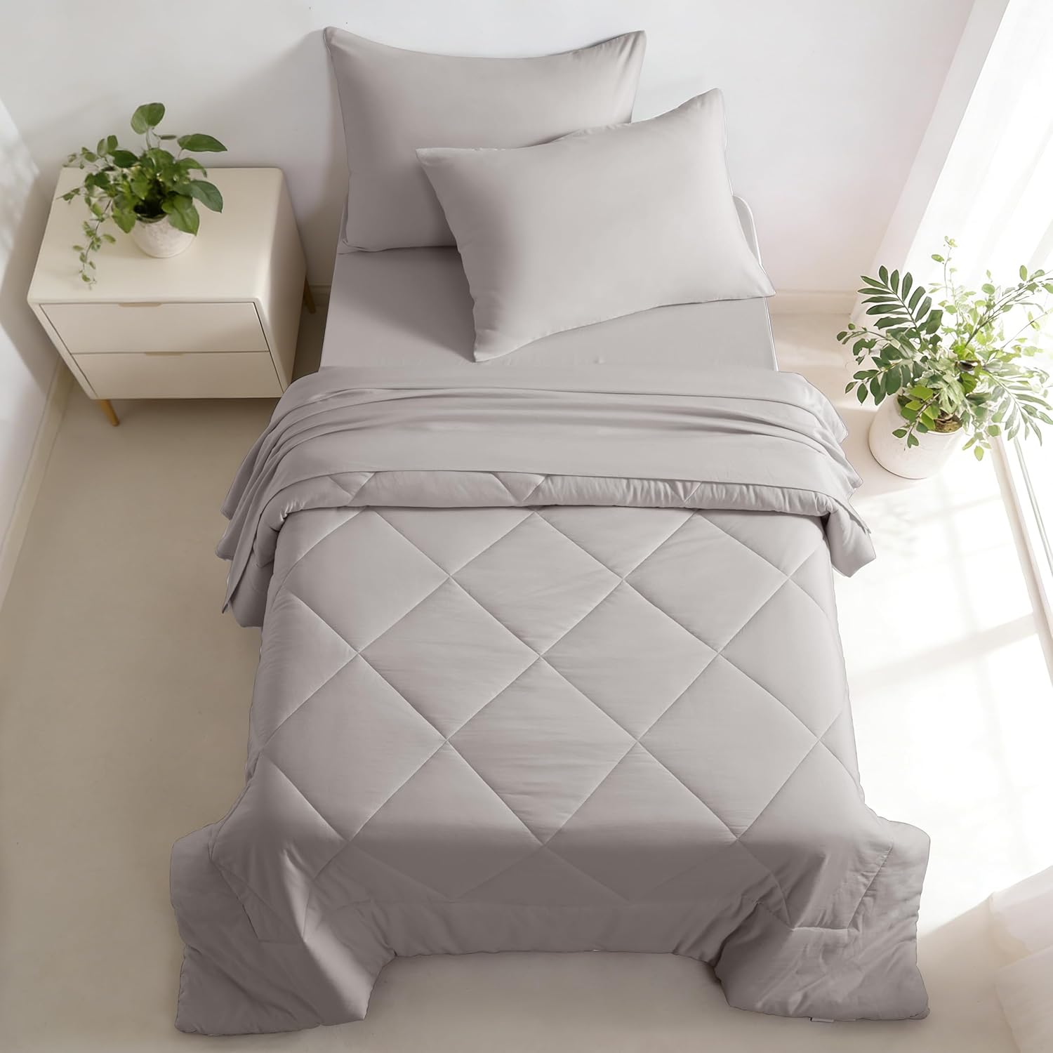 FLXXIE 5 Pieces Toddler Bedding Set, Soft and Breathable Microfiber Crib Sheet Set, Includes Quilted Comforter, Flat Top Sheet, Fitted Sheet, Envelope Pillow Case for Boys and Girls, Somke Grey