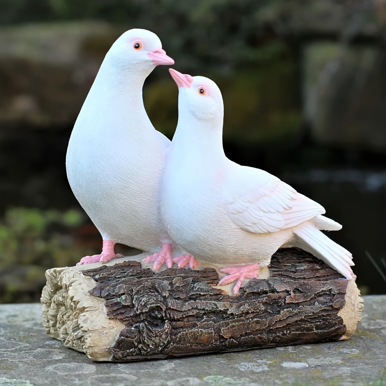 Statue de colombe blanche pour sublimer l'ambiance zen de votre patio et porche fleuri