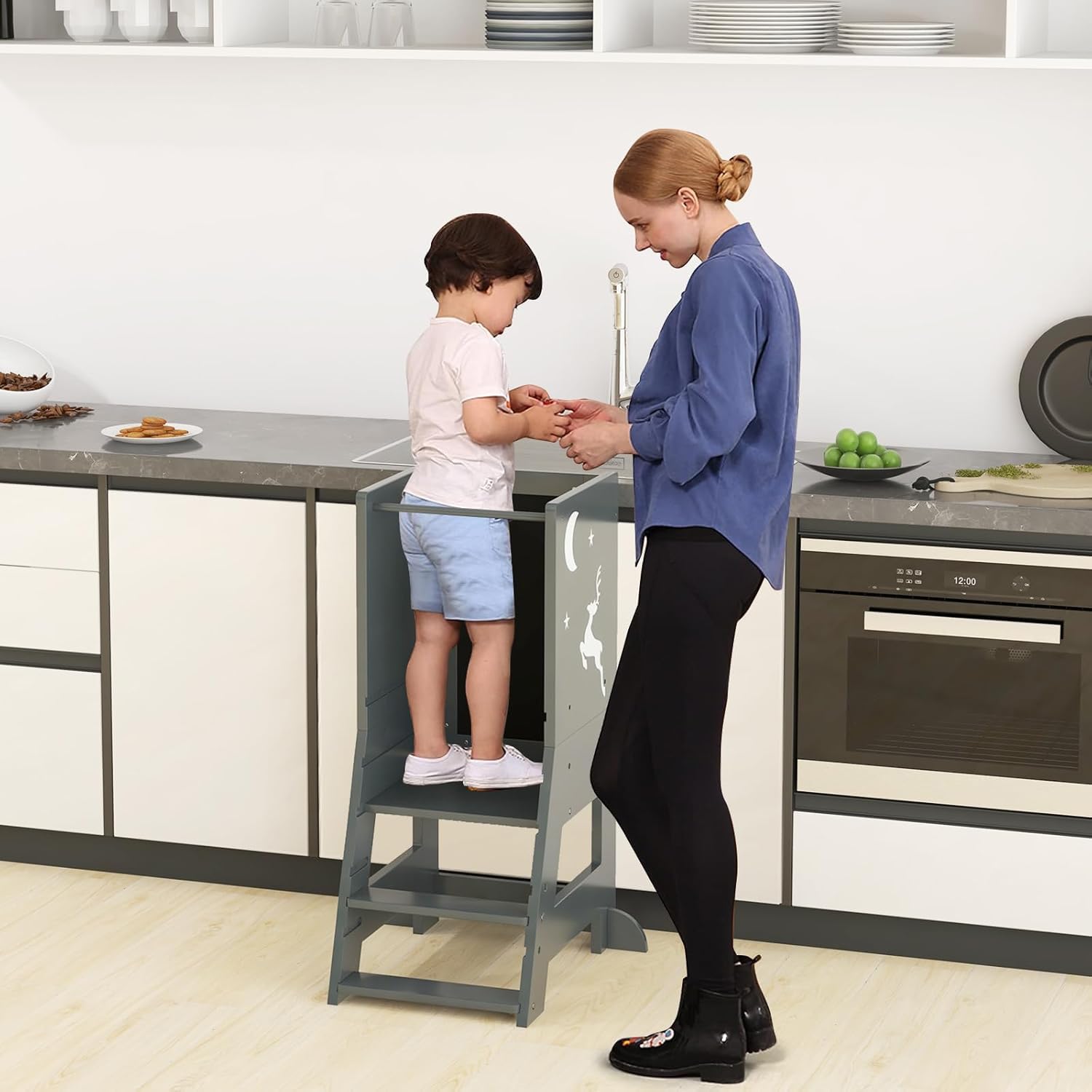 COSTWAY Wieża edukacyjna dla dzieci, 2 w 1, stołek do stąpania Montessori z 3 regulowanymi wysokościami i dwustronną tablicą, stołek z 3 bolcami, pomocnik kuchenny dla dzieci od 1 lat, obciążenie 70