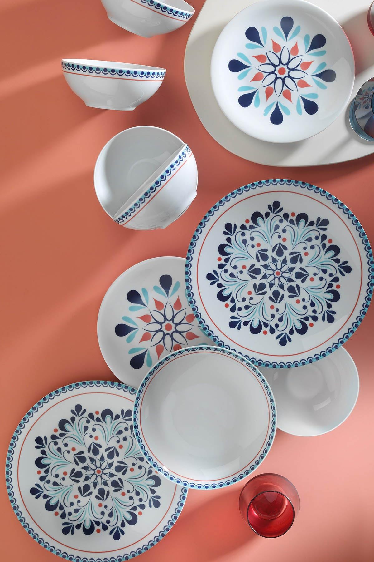Elegancki 24-częściowy zestaw obiadowy, 100% porcelana, w zestawie talerze serwisowe, miski i talerze deserowe, można myć w zmywarce i używać w kuchence mikrofalowej, idealny na każdą okazję