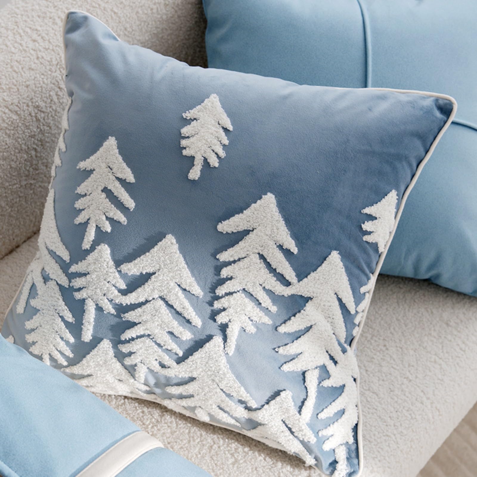 Housse de coussin bleu marine brodée Forest pour un salon plein de douceur