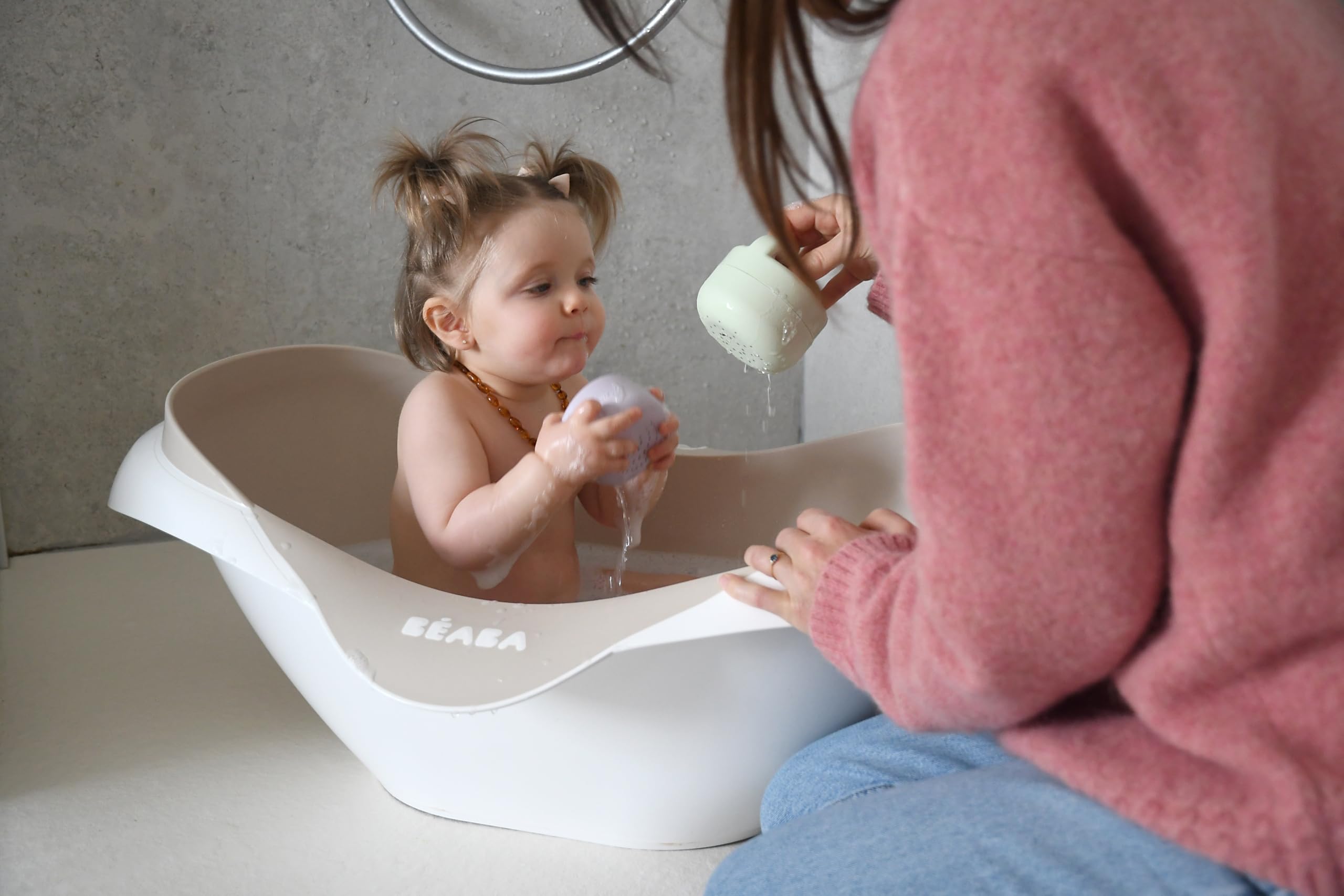 BÉABA, Bañera para Bebé, Antideslizante y Confort, Made in France, Material Suave y Flexible, Multifunción, Ergonómica, Tapón de Desagüe, Camélé'O, Terreno Argilloso