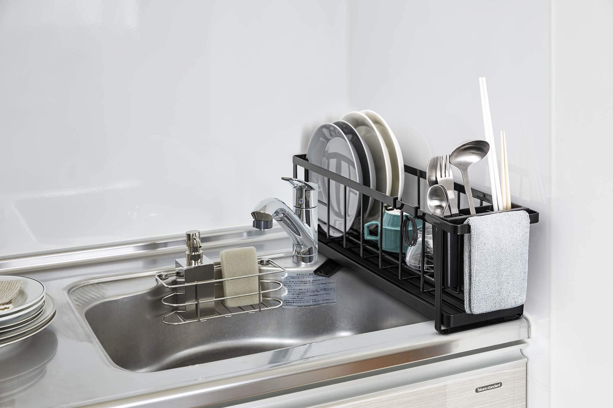 YAMAZAKI 5069 Tower Wire Dish Drainer Slim, Black, Steel/ABS Resin/Polypropylene/Silicone, 57.5 x 16 x 18.5 cm
