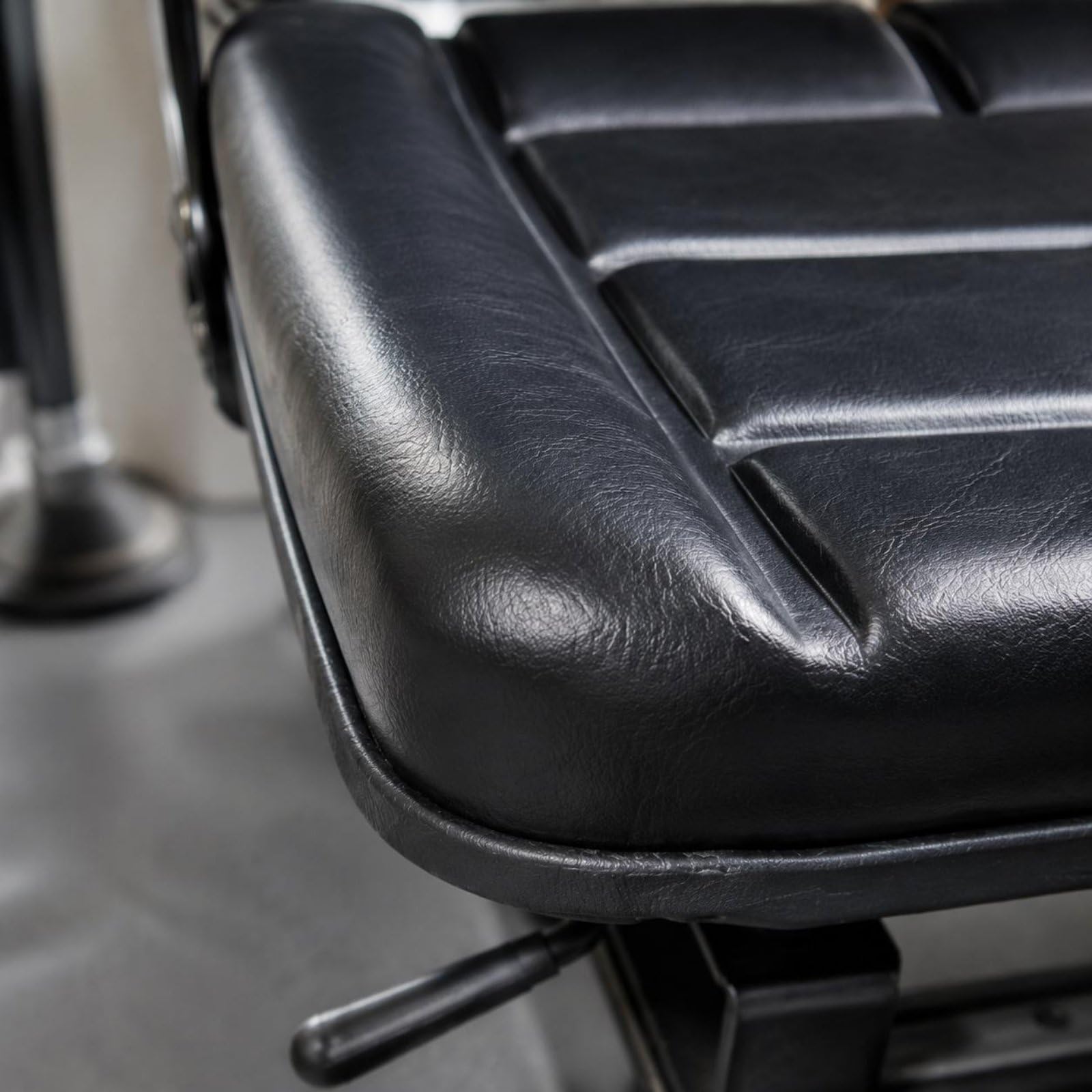 Asiento Vehículo Carga Elevadora Cuero PU Silla Ergonómico Universal Compartimiento l Operador para Almacén, Placa De Conexión De Asiento Pequeño Negro 26-28