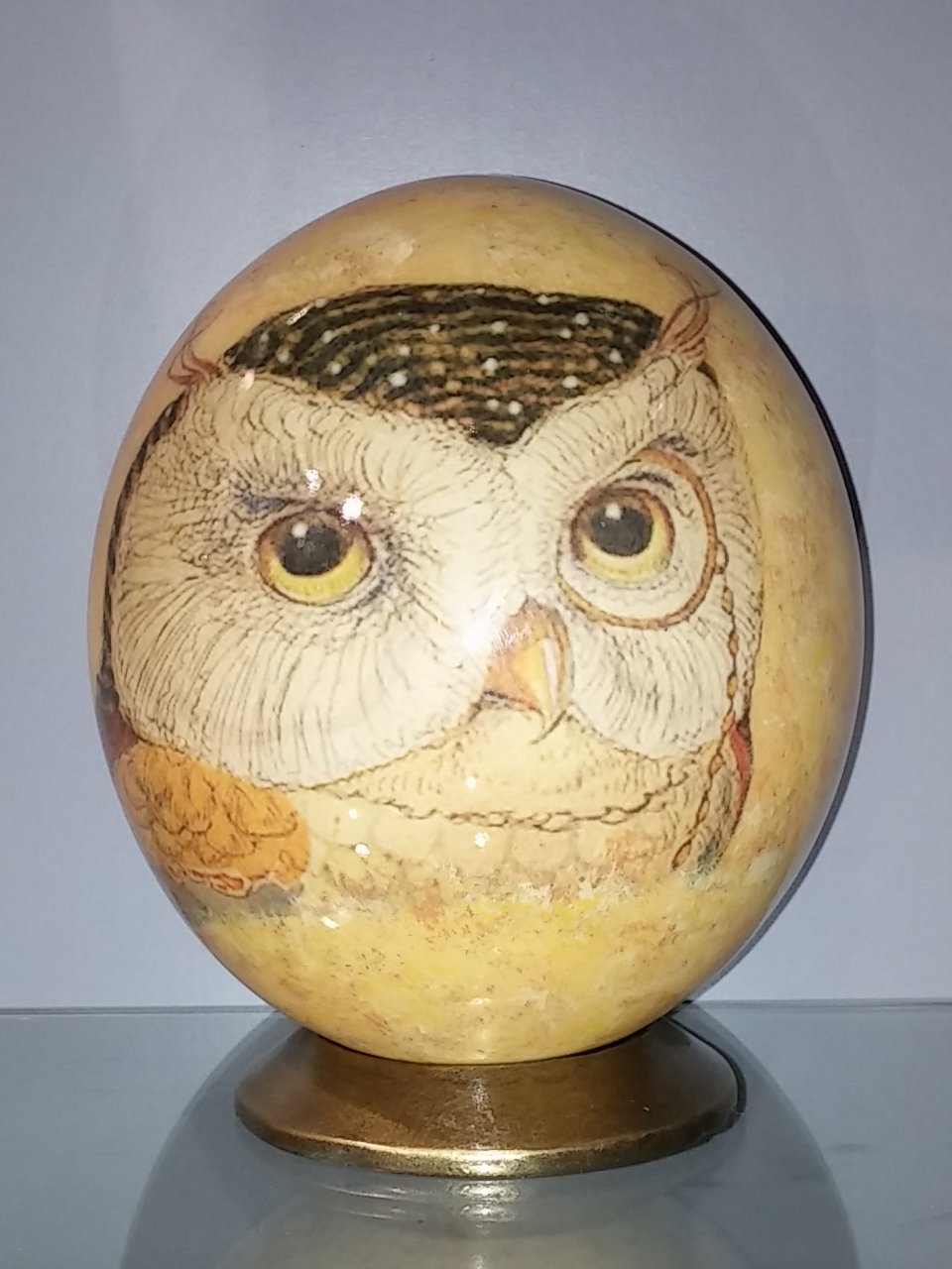Huevos de avestruz decorados con diseño de búho