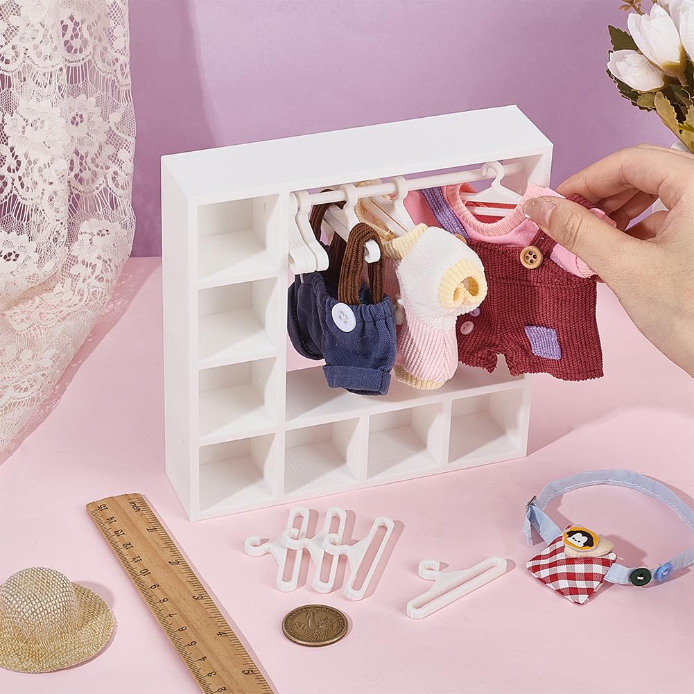 UNICRAFTALE Juego de 2 armarios blancos para ropa de muñeca con 20 perchas, mini organizador de armario de plástico, modelo micro paisaje, accesorios para casa de muñecas para decoración de casa de