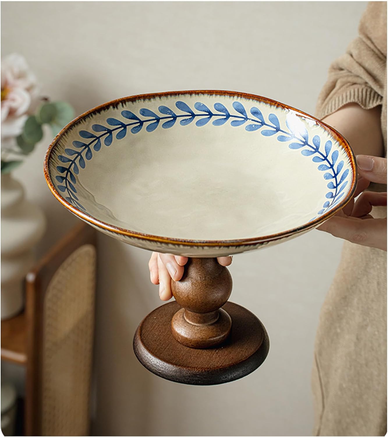 Vintage Ceramic Cake Stand with Wooden Base, Blue Floral Pattern, Decorative Serving Pedestal Plate for Desserts and Display (Cream-colored background with blue leaf pattern)
