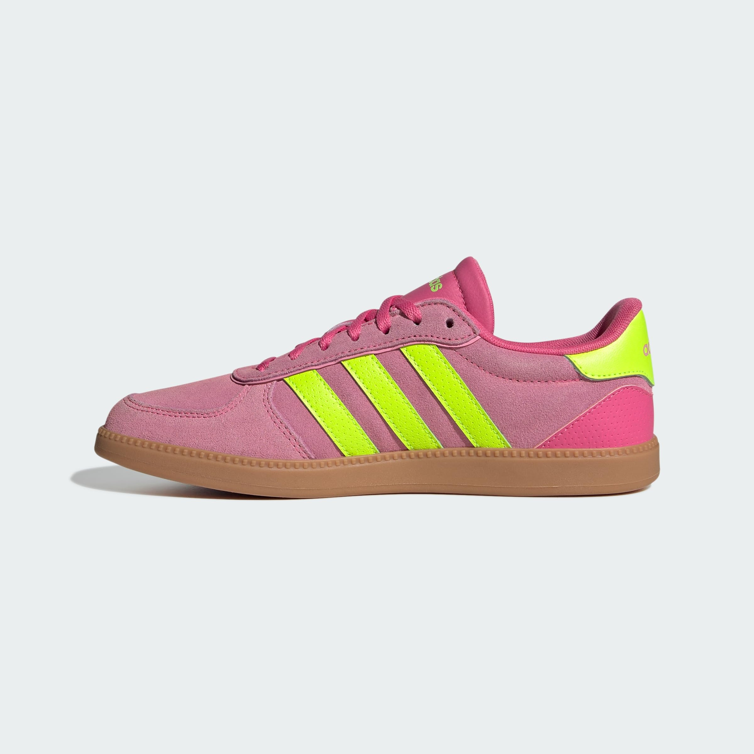 Detailaufnahme des adidas Breaknet Sleek mit Fokus auf das dezente Markenlogo an der Seite.