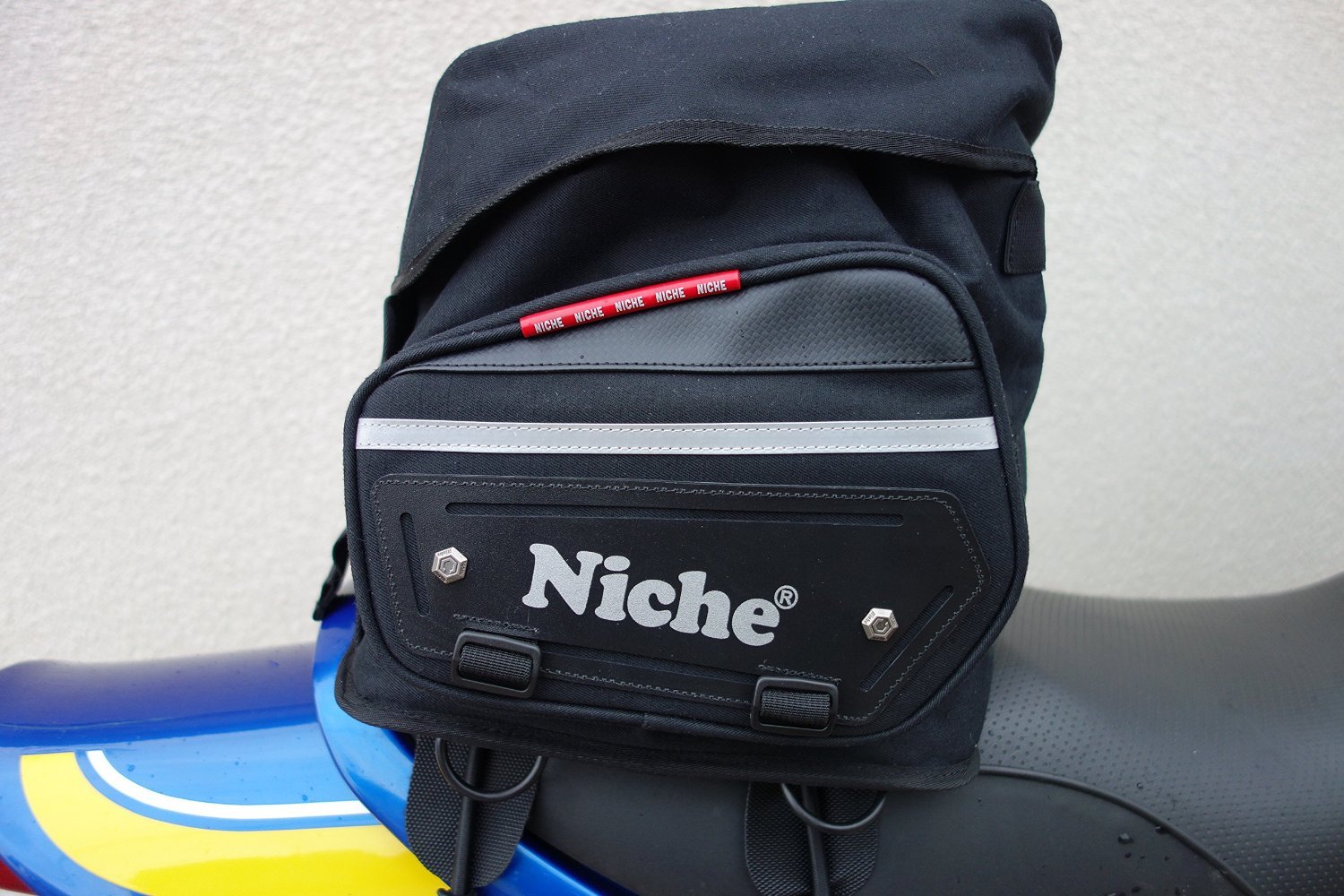 Amazon | Niche シートバッグ 容量可変(20-30L) ブラック/カーボン 
