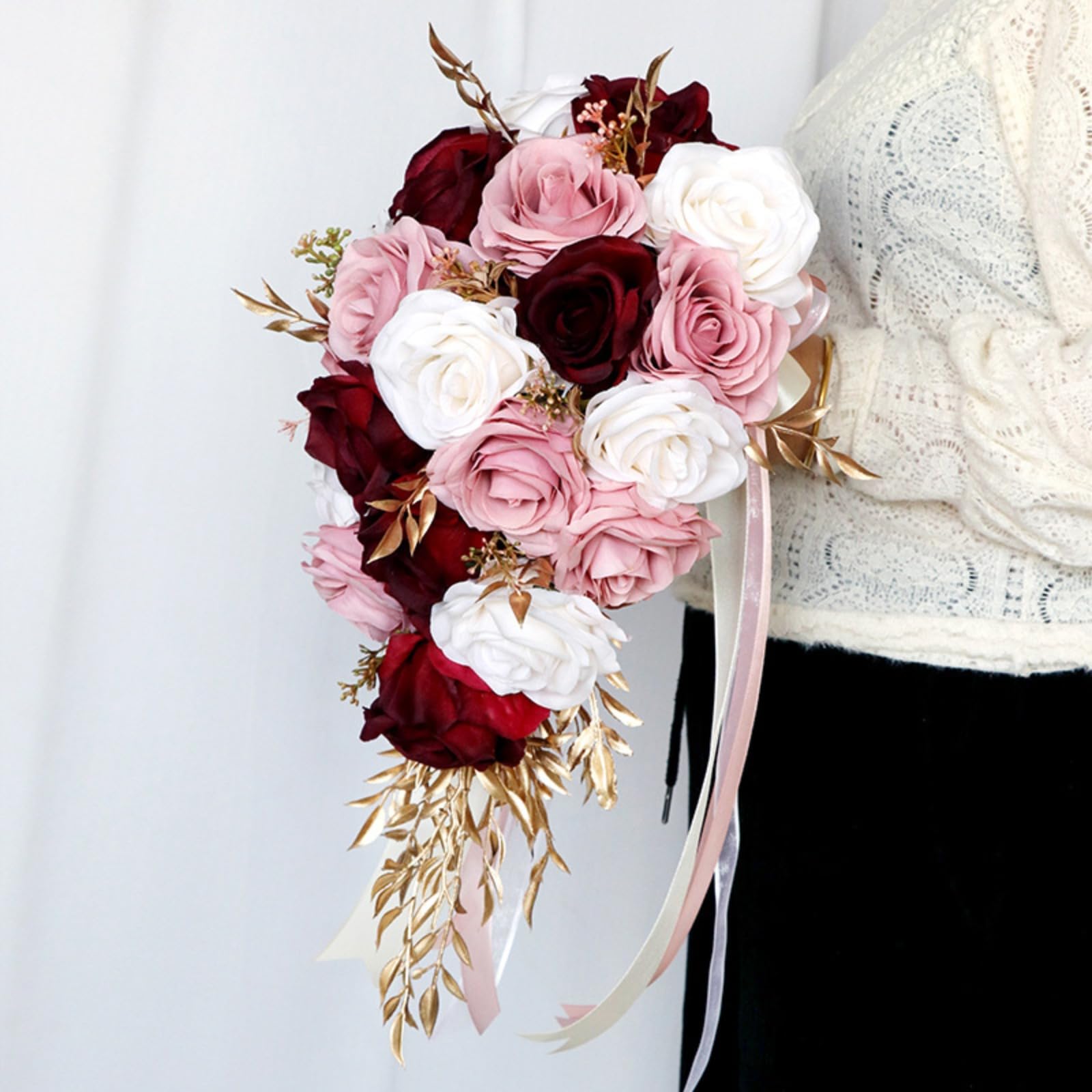 künstlicher Brautstrauß Burgunder-Rosa-Weiß Rosen mit Goldgrün, Wasserfall Seiden Hochzeitsstrauß mit Satinband für Braut & Fotoshooting (red)