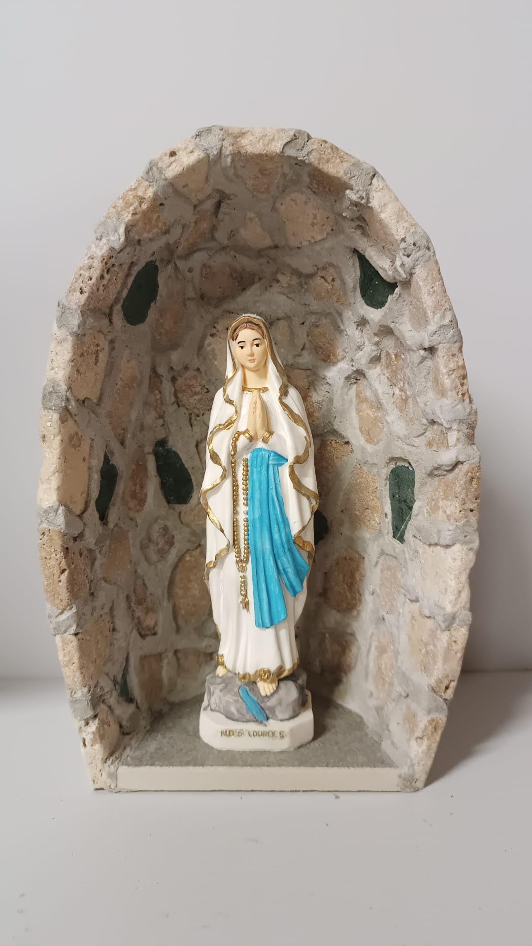 ArteSacraCaravaggio Grotta per statua artigianale in marmo avorio e inserti marmo verde Guatemala cm 23,5 x 15 realizzata interamente a mano e Madonna di Lourdes cm 17 di produzione italiana
