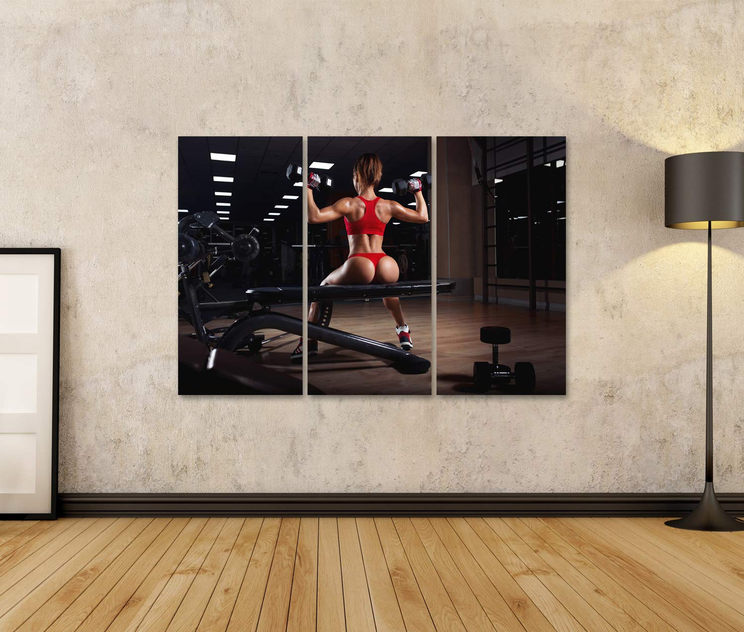 islandburner Quadro su tela giovane donna di fitness in rosso con i muscoli della schiena tagliuzzato facendo manubri pressa spalle in palestra Stampe Arte Poster Murale