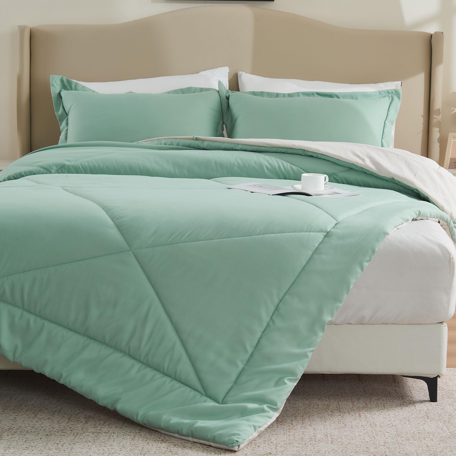 beeweed Summer Duvet King Size, 4.5 Tog Down Alternative Comforter Set with 2 Shams, Reversible Coverless Duvet Microfiber Soft Bed Quilt for All Seasons, Machine Washable, 230x220cm