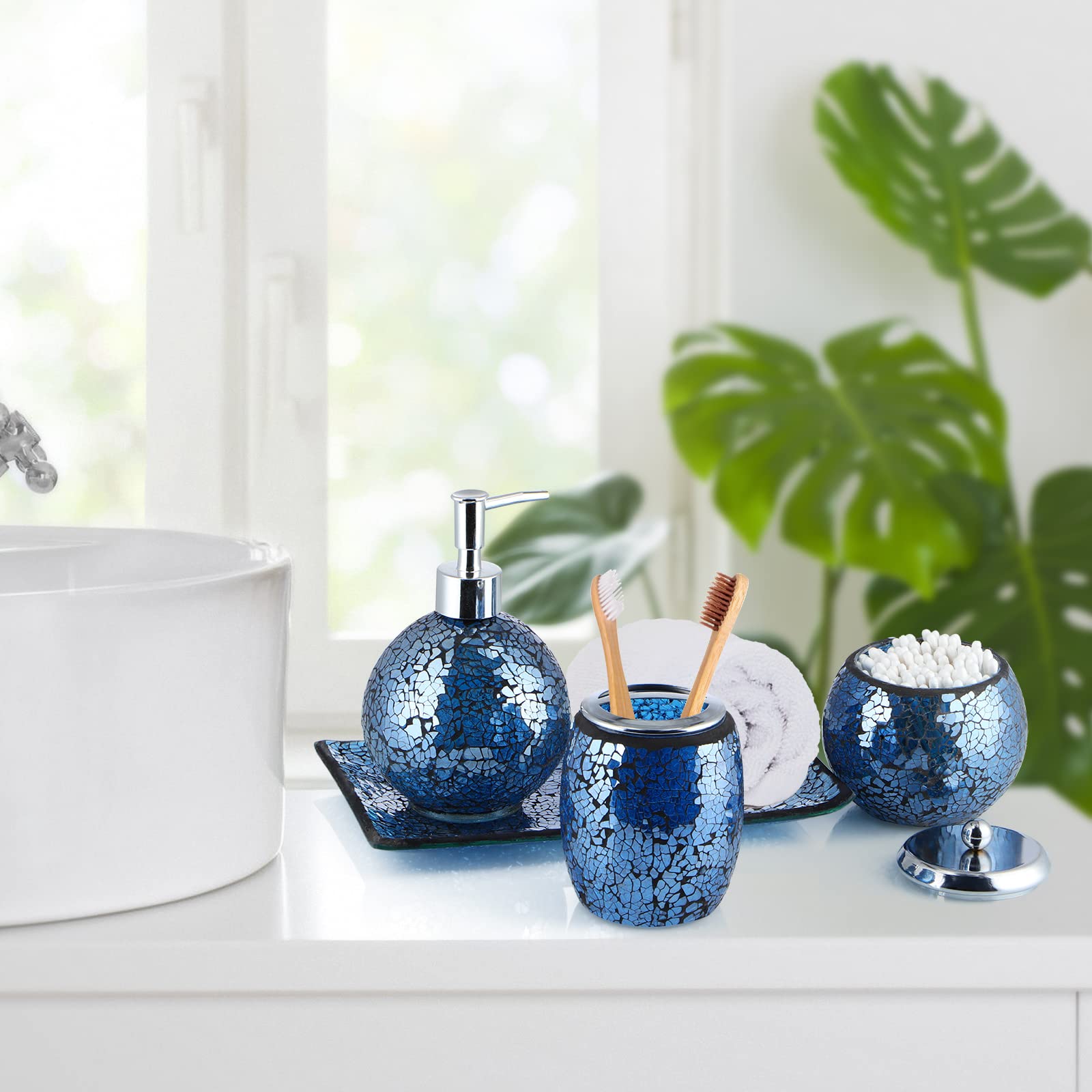 Set di 4 accessori da bagno in vetro mosaico, set moderno di lusso, include dispenser di sapone, barattolo per tamponi di cotone, portaspazzolino, vassoio da trucco (blu lucido)