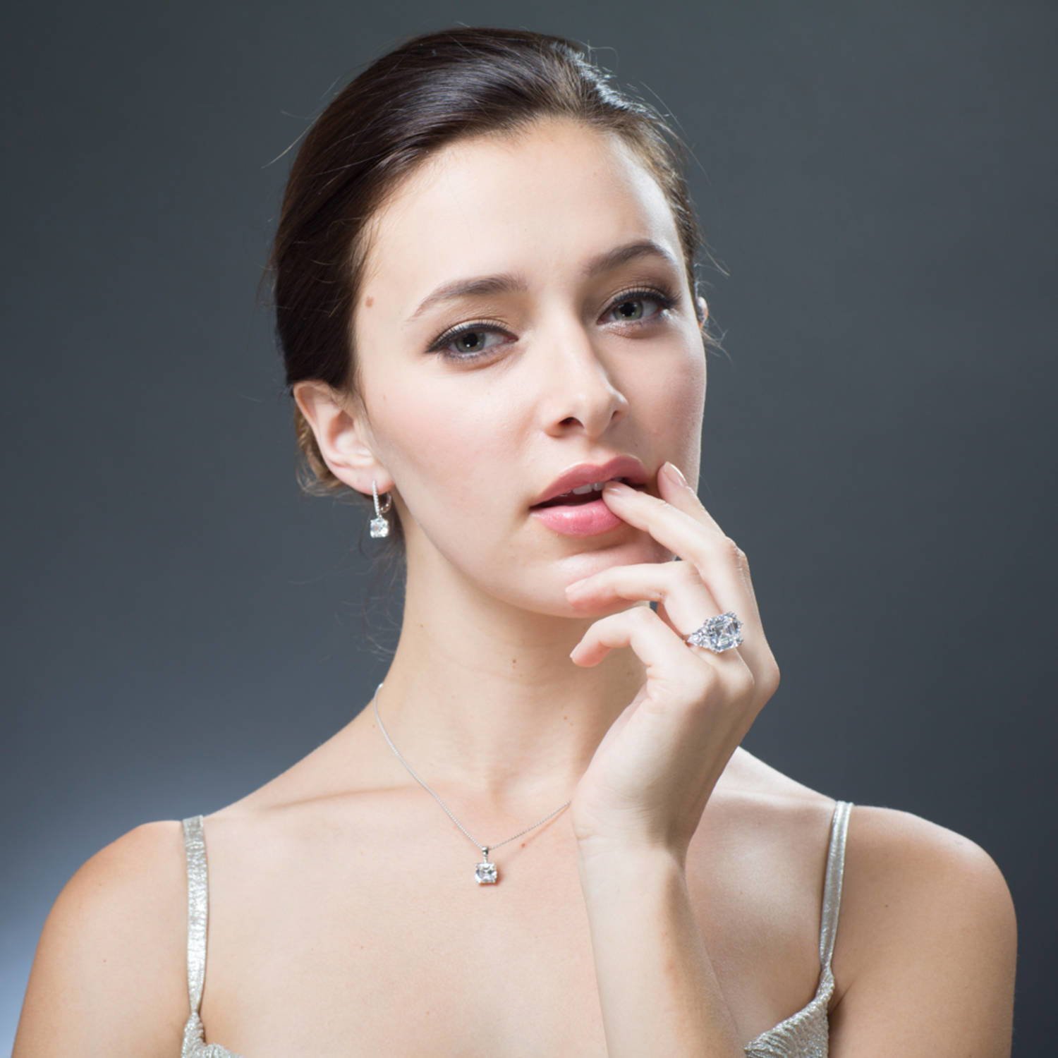 Anillo de compromiso de  en plata esterlina bañado en rodio con circonita cúbica corte Asscher, con 3 piedras., rodiado-plateado, 6, r308-6 5