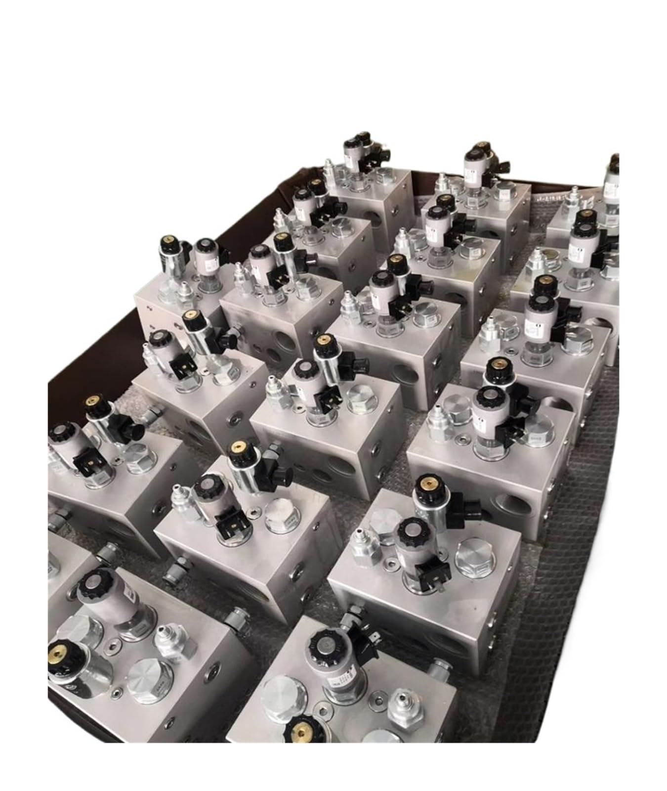 Bloc collecteur hydraulique pour réduire l'encombrement des tuyaux